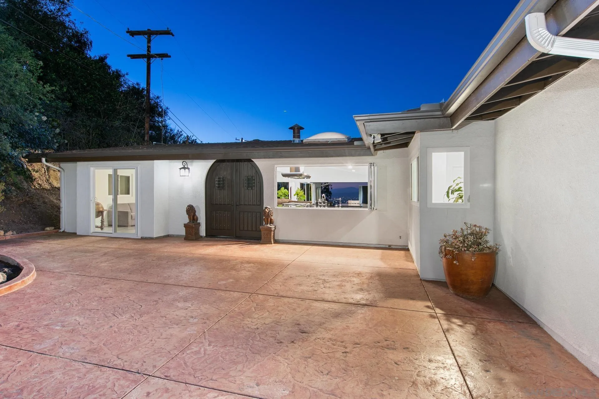 https://cdn.realtyfeed.com/cdn/127/250036707/63c4d4d1f6f38a05bd8723d30ab8bc2a.webp