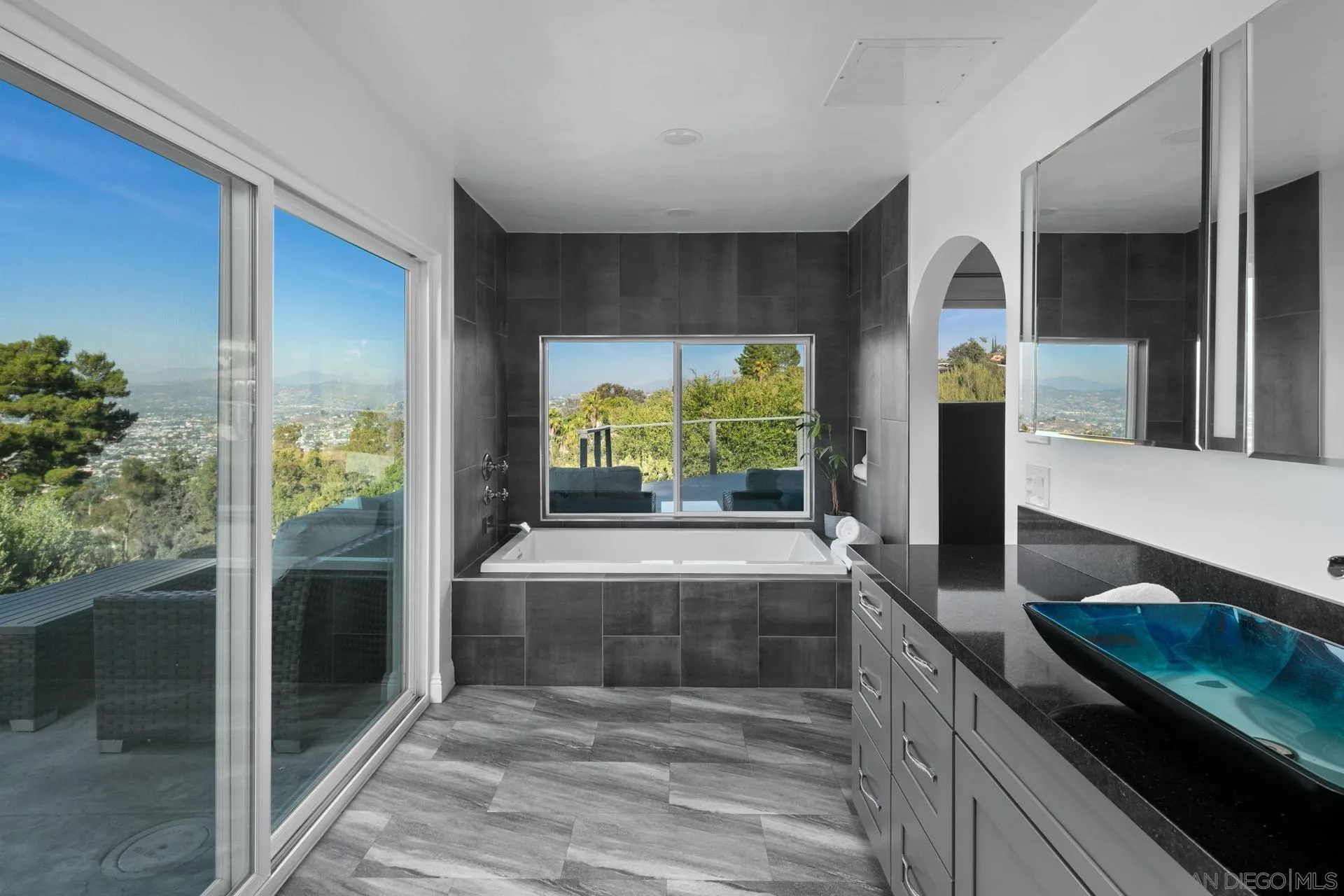 https://cdn.realtyfeed.com/cdn/127/250036707/f2e0e061c1ae2fcebf0733484e1df109.webp
