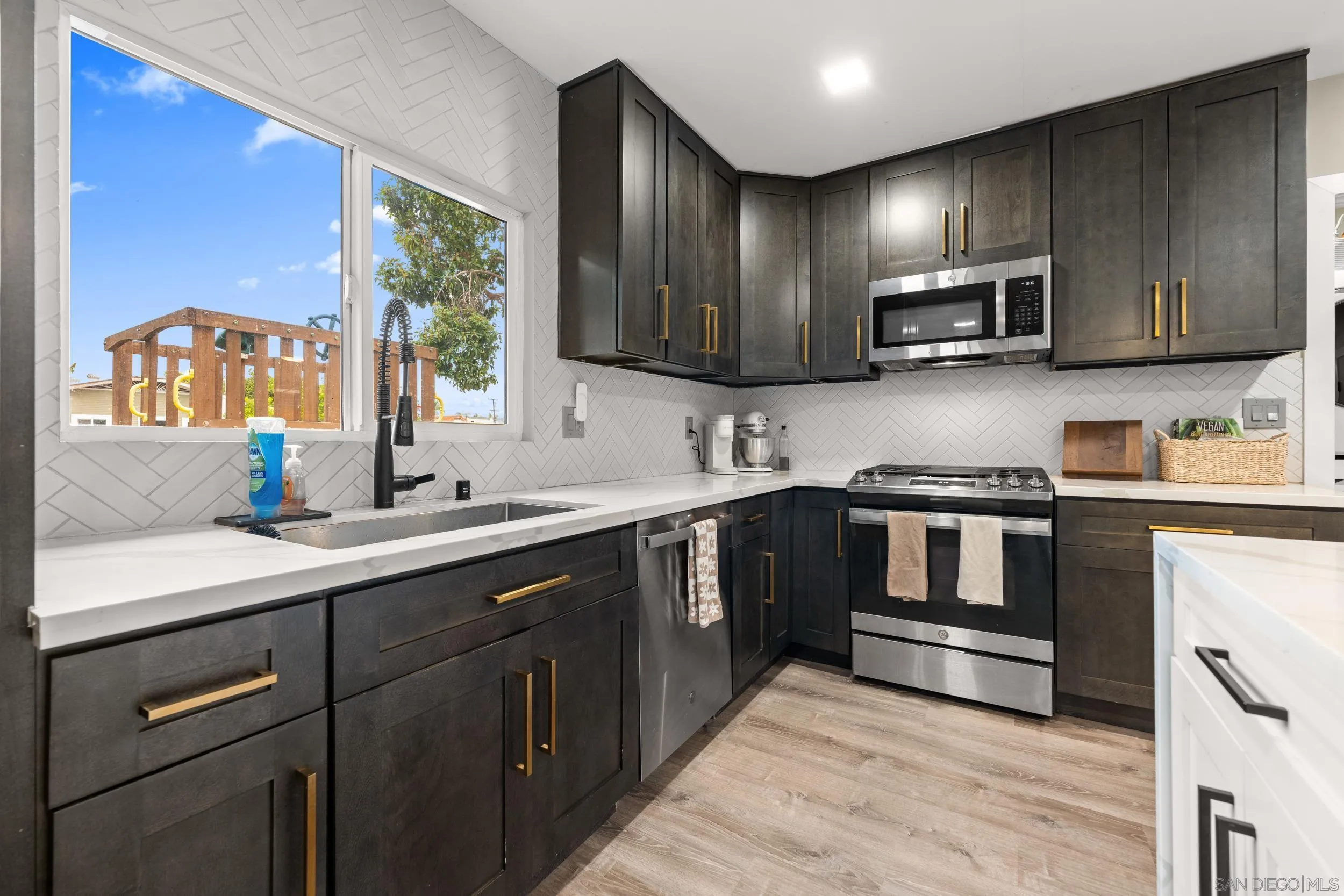 https://cdn.realtyfeed.com/cdn/127/250036711/da03ebe4dc893df4b0504db042a5edd9.webp