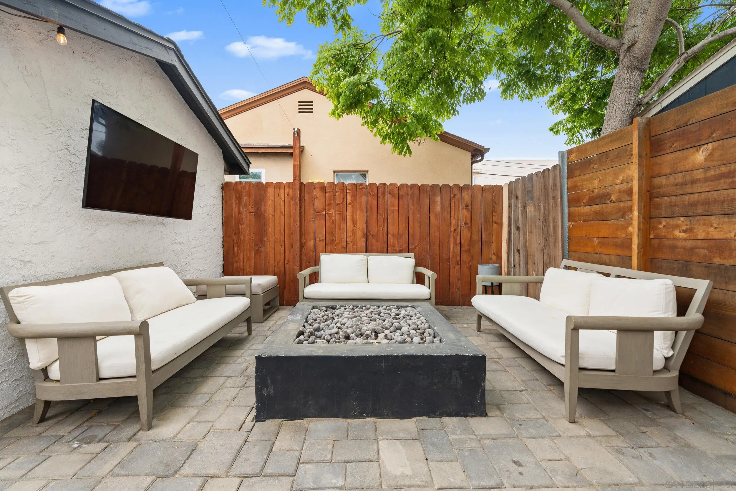 https://cdn.realtyfeed.com/cdn/127/250036711/dca6dd56337afe62c7afc66f9c7d5dbd.webp