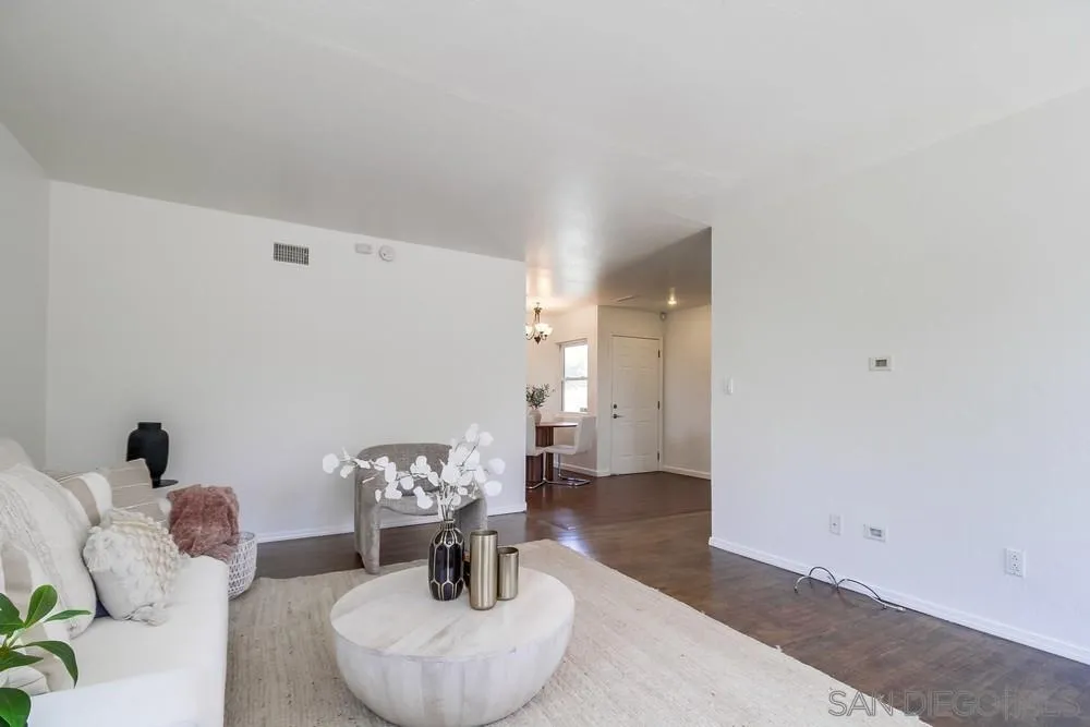 https://cdn.realtyfeed.com/cdn/127/250036715/0d0ff69b5fff5a9198210fbb4c6cd511.webp