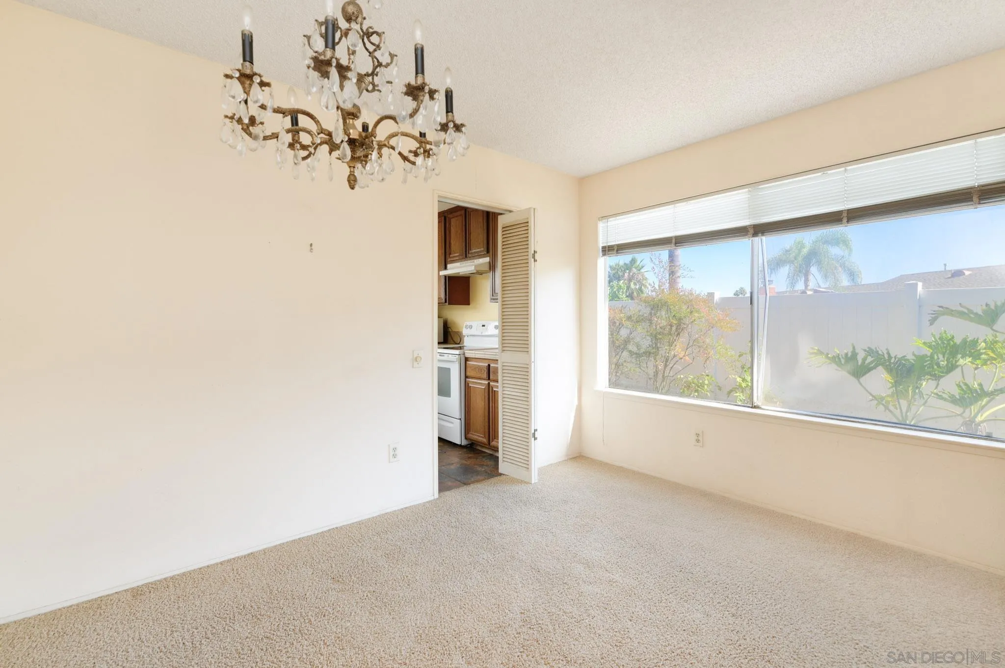 https://cdn.realtyfeed.com/cdn/127/250036717/4ef85836d0d64f2c5a99fe11fb777d37.webp