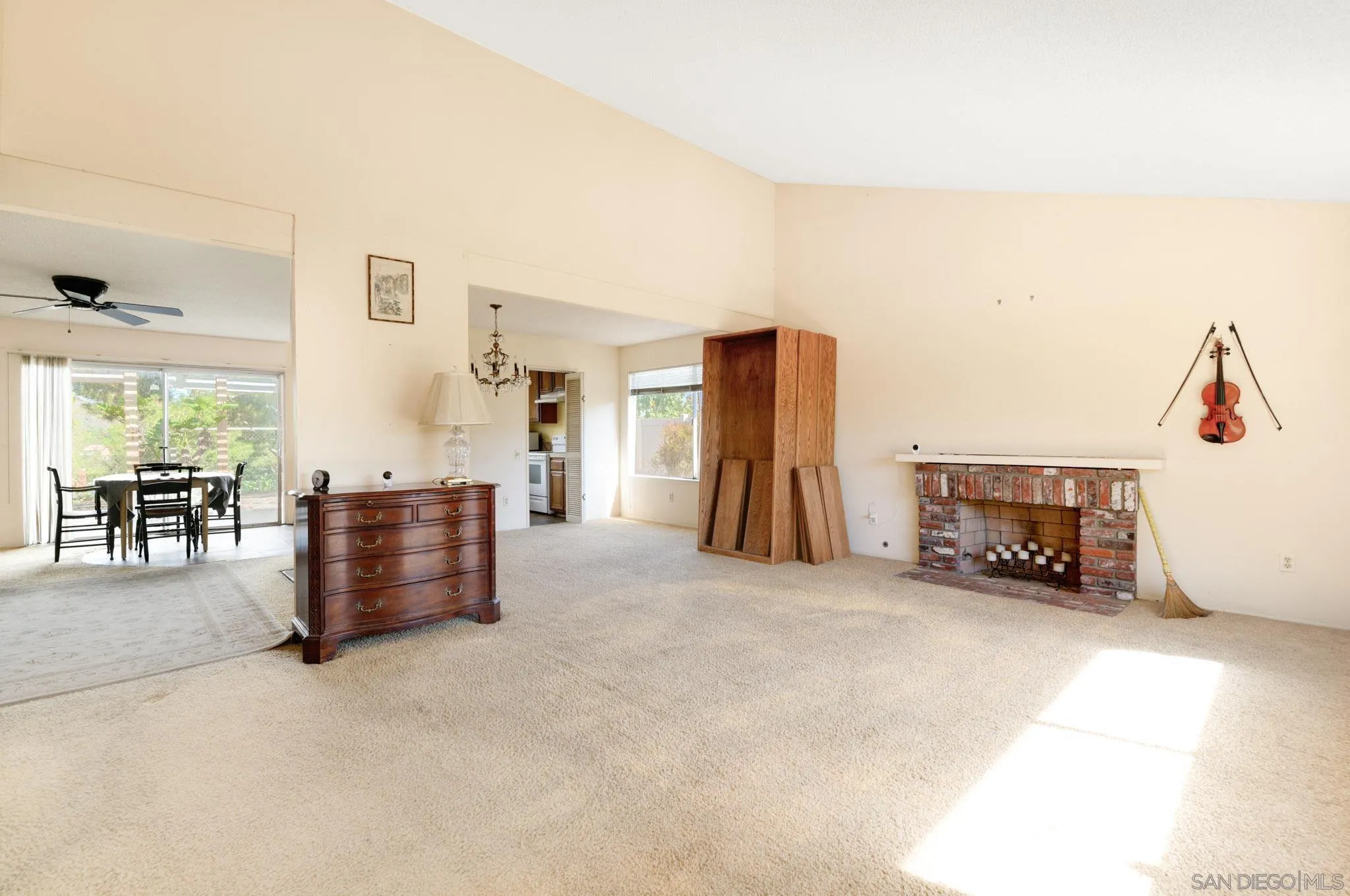 https://cdn.realtyfeed.com/cdn/127/250036717/ba3ccd2adb33bf2c43c650e2507c1805.webp