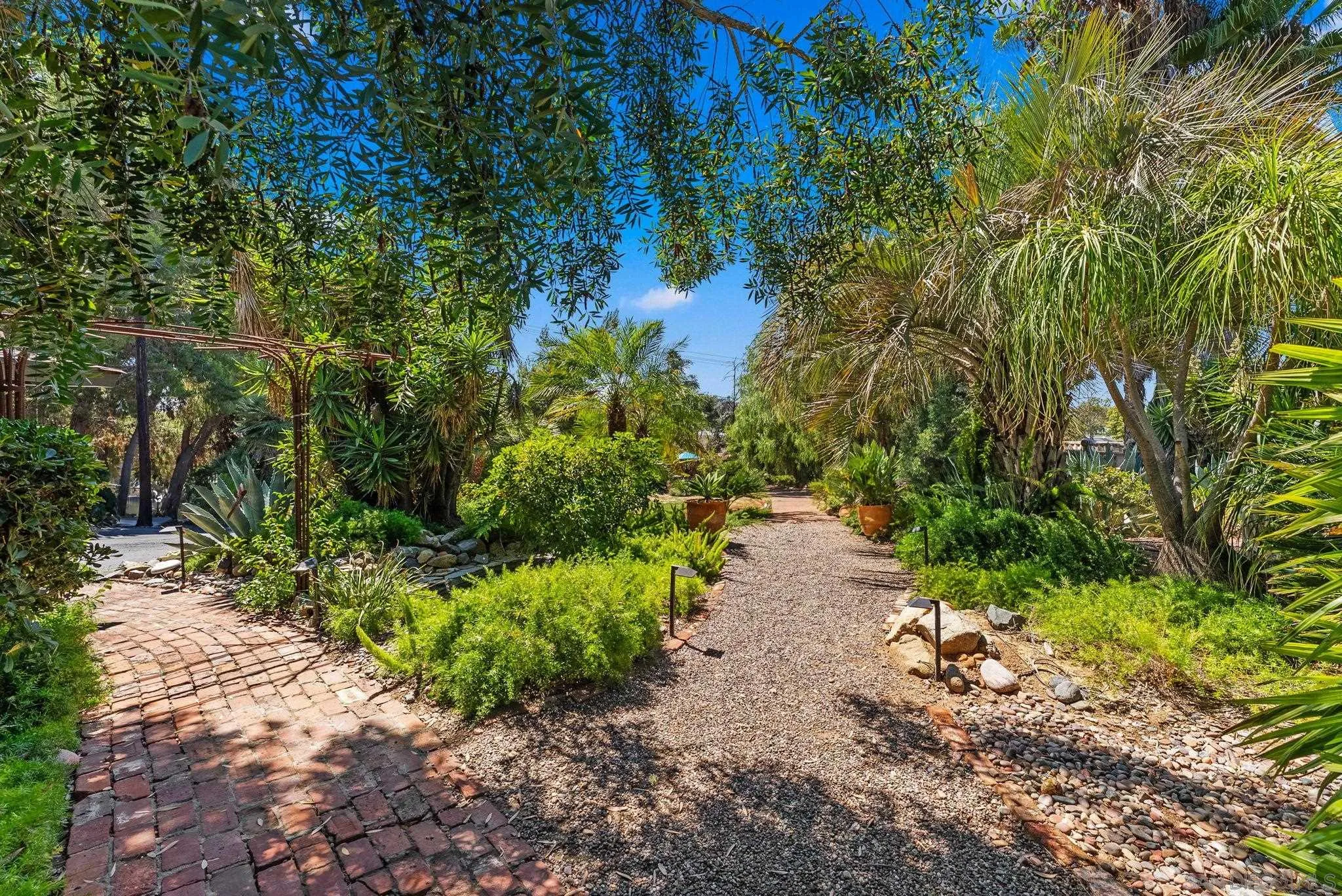 https://cdn.realtyfeed.com/cdn/127/250036719/2f399c518aac31c17b1f11620a4b85f7.webp