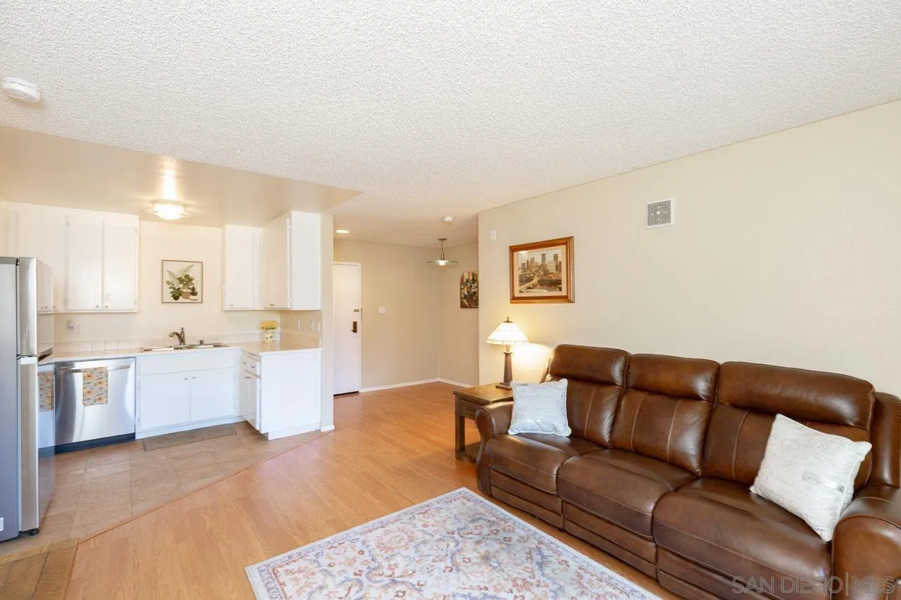 https://cdn.realtyfeed.com/cdn/127/250036723/72a40adf6ba5273aa1db76338c505406.webp