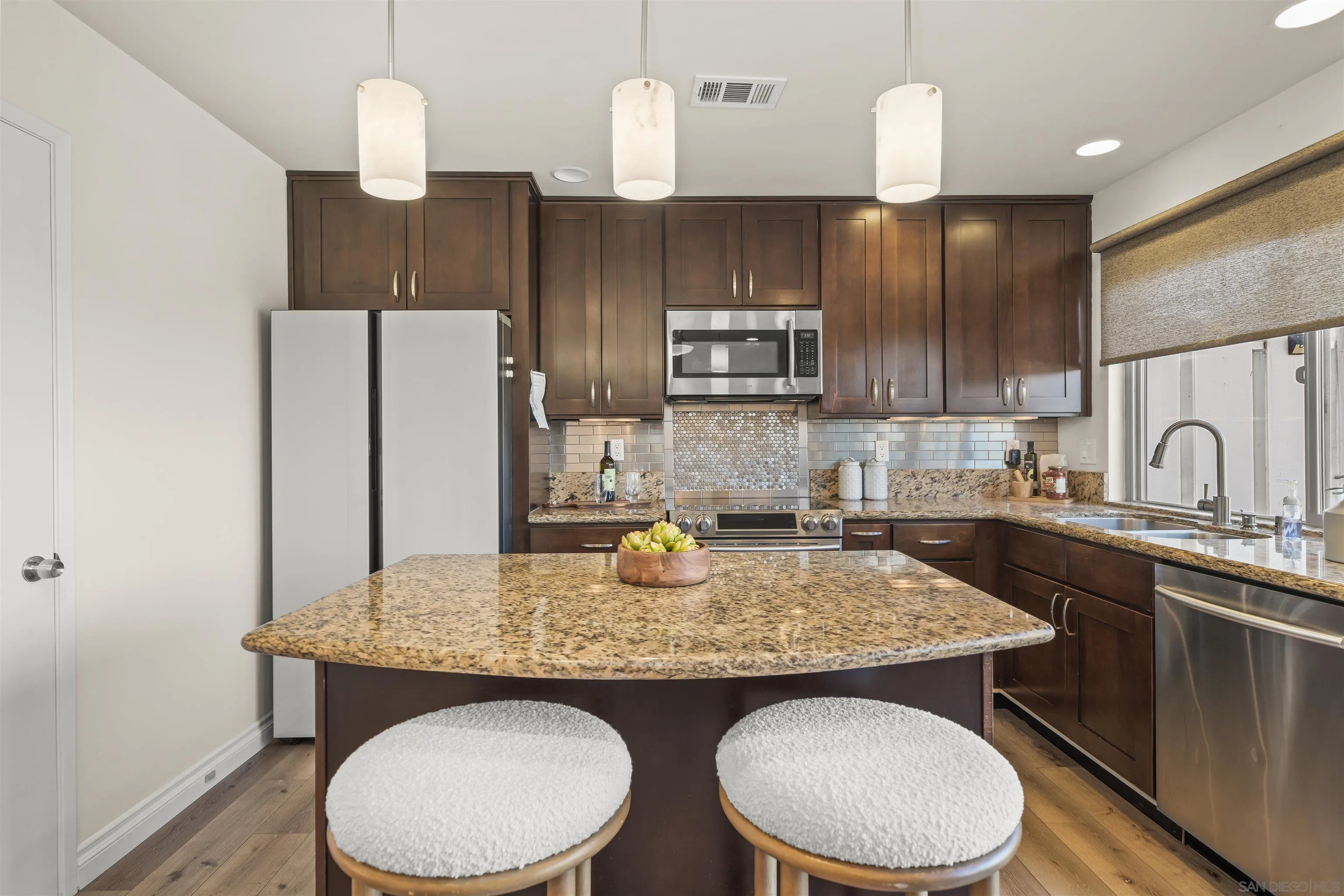 https://cdn.realtyfeed.com/cdn/127/250036733/05de7fd677bb0aba356ce01b11988c44.webp