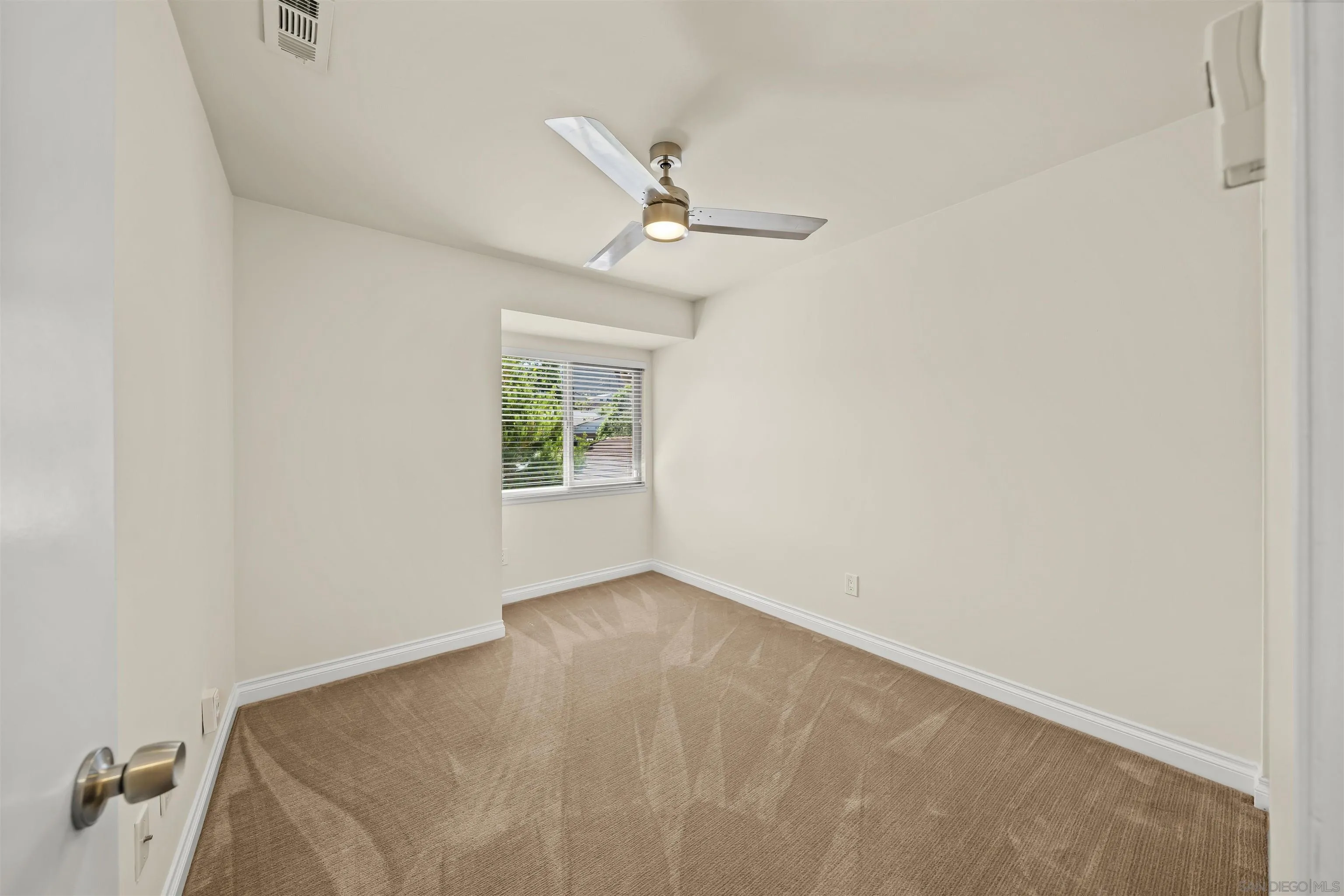 https://cdn.realtyfeed.com/cdn/127/250036733/704d22359babc769f38a3c7bd07080f9.webp