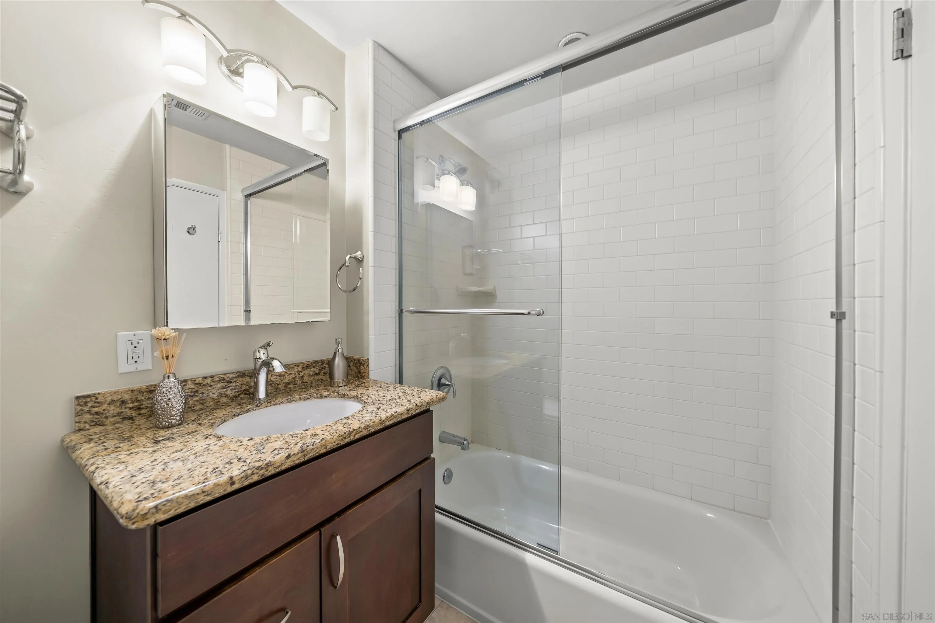 https://cdn.realtyfeed.com/cdn/127/250036733/b89a8ebce346021b7542a996eff8b6f9.webp