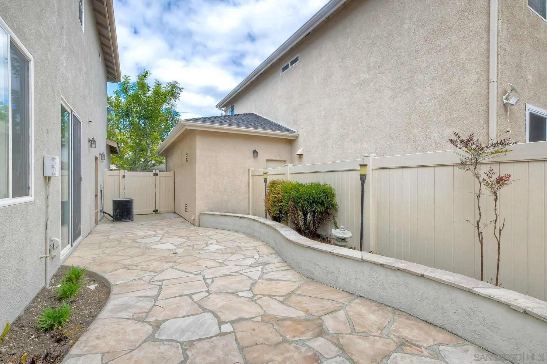 https://cdn.realtyfeed.com/cdn/127/250036737/e38a3092bd83f815768d0986ef245c32.webp