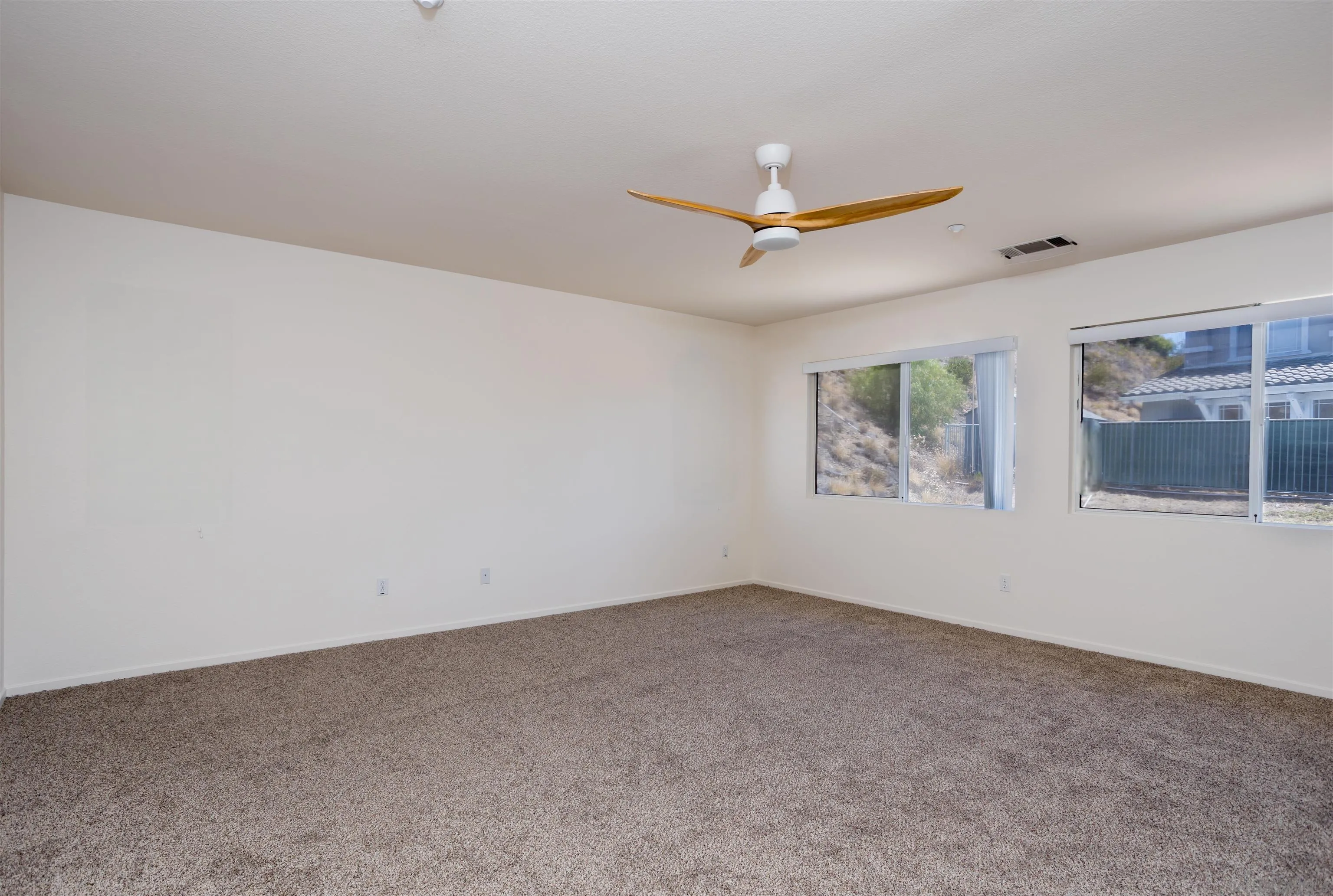https://cdn.realtyfeed.com/cdn/127/250036740/81bfef9757cbd65c3c113f7bfddafb18.webp