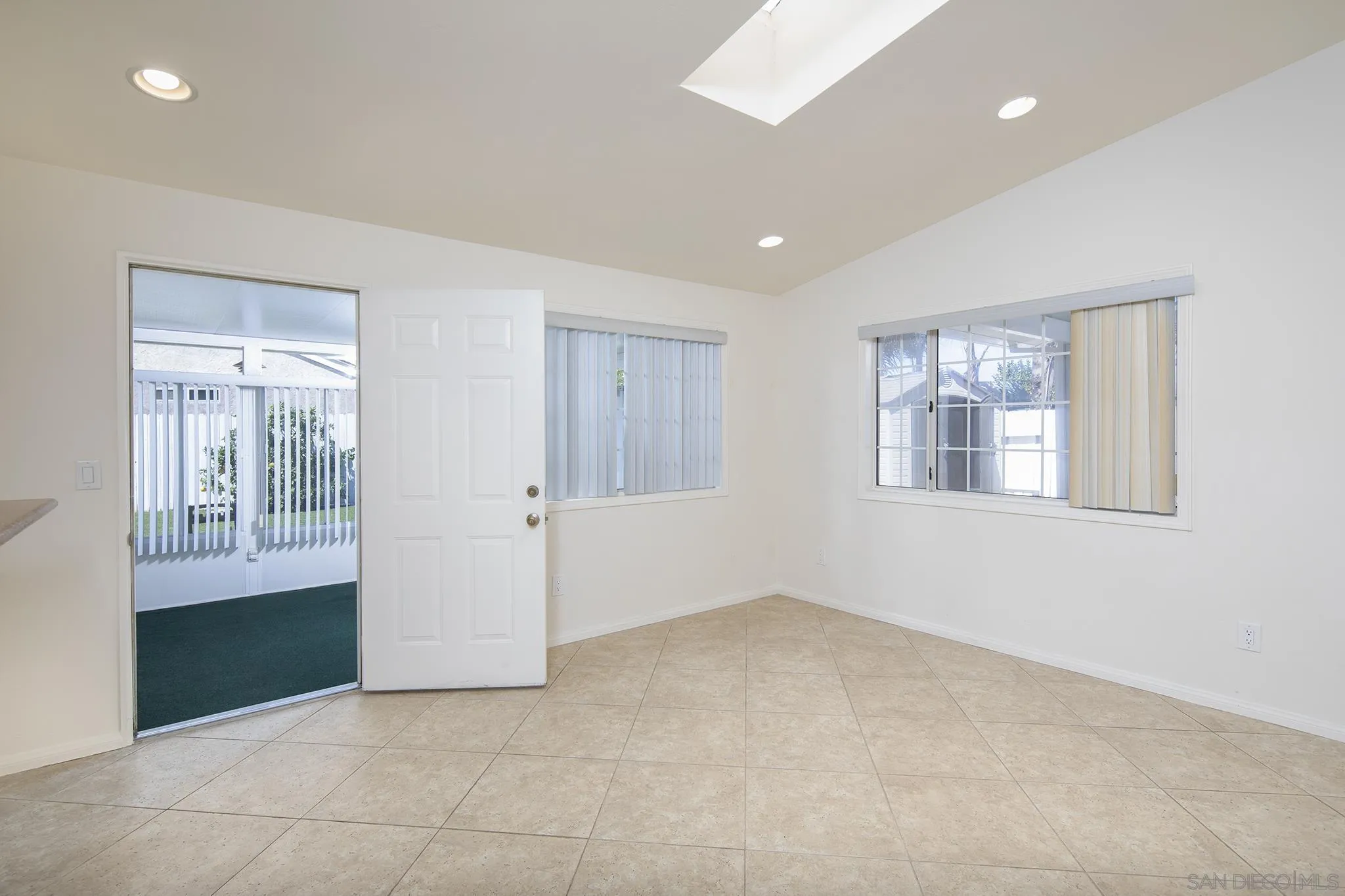 https://cdn.realtyfeed.com/cdn/127/250036743/6dd44242855f6eb522dfdec844b724de.webp
