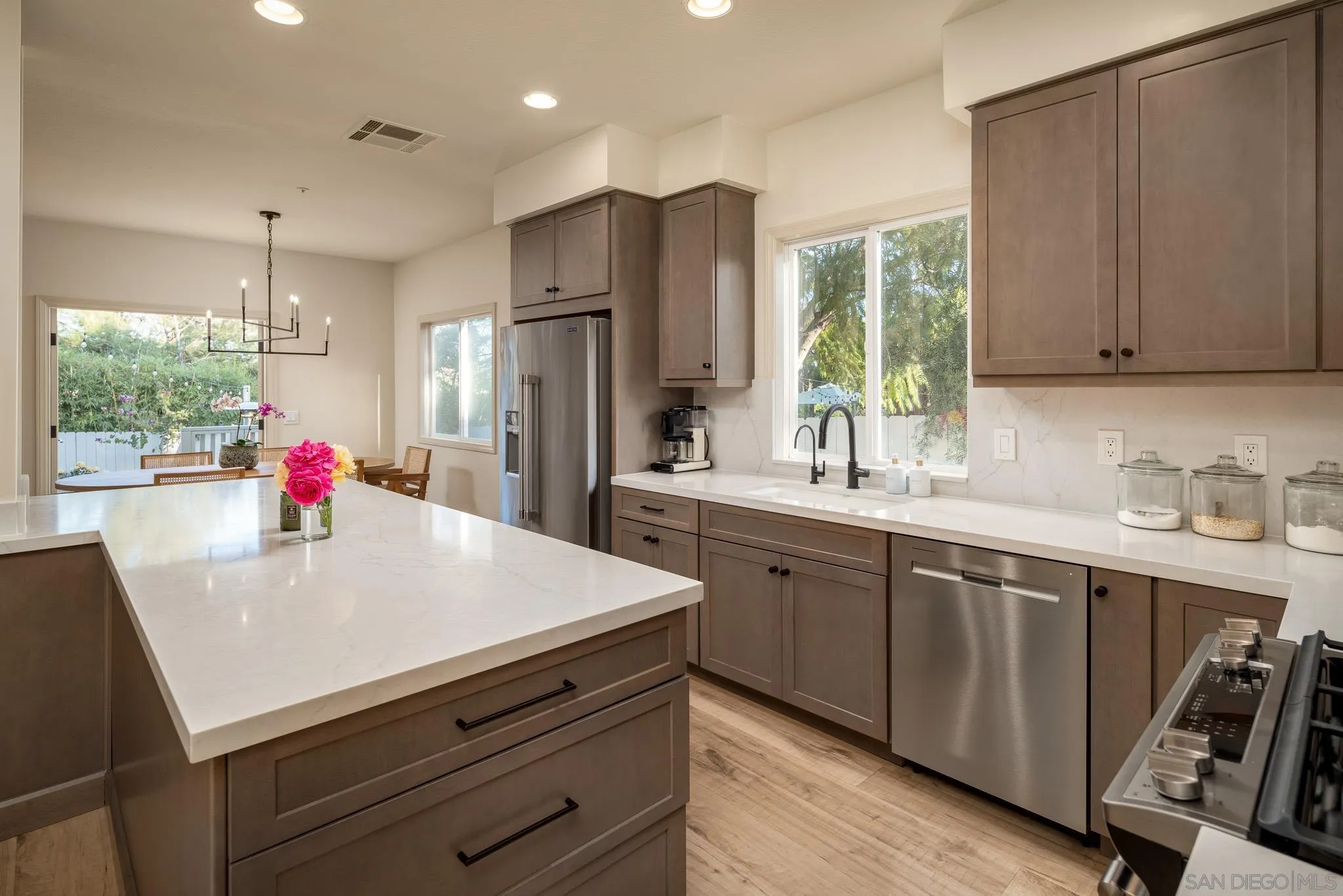 https://cdn.realtyfeed.com/cdn/127/250036746/ee70ba13b8ca3a99fac6a2fbda70b77e.webp