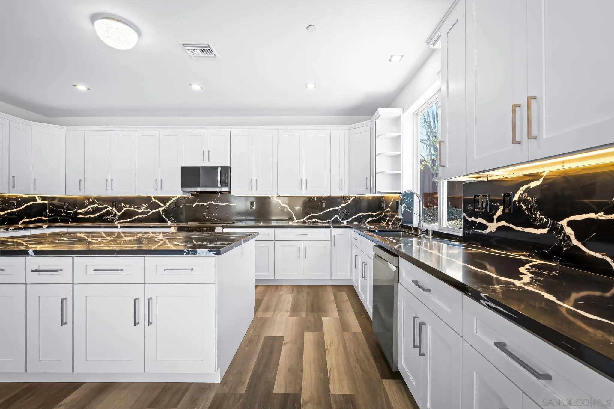 https://cdn.realtyfeed.com/cdn/127/250036761/446b582c9cb0f9094e1649b2bb404d26.webp