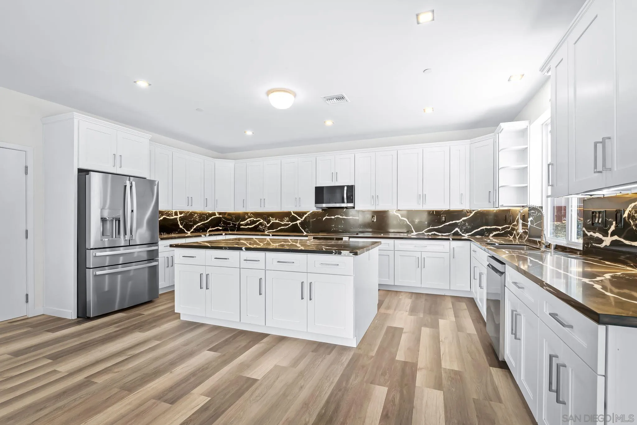 https://cdn.realtyfeed.com/cdn/127/250036761/7faefdae79815681e770b273bdd6ed24.webp