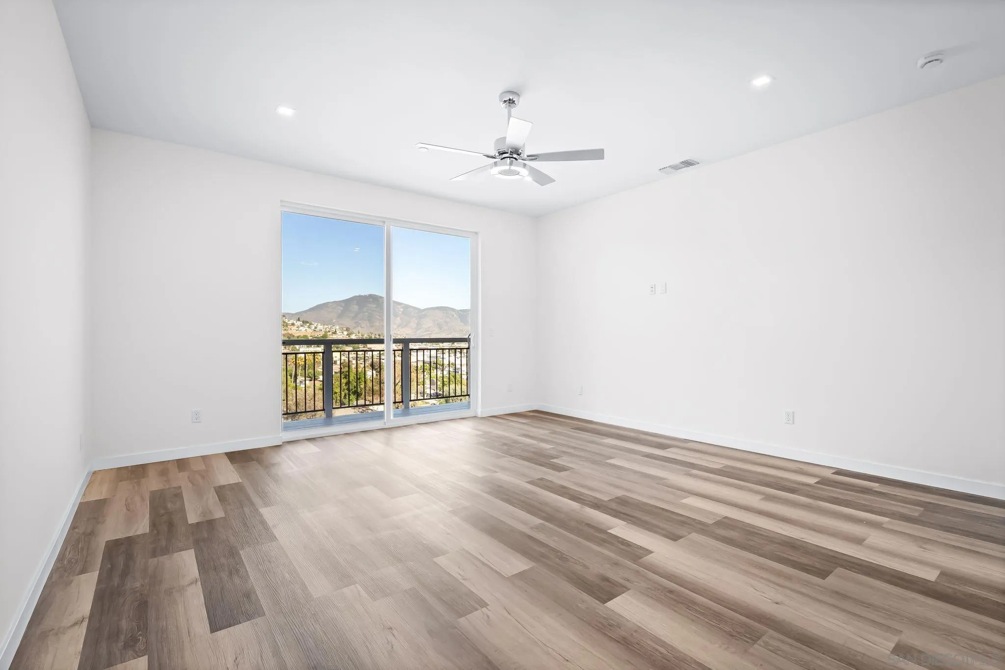 https://cdn.realtyfeed.com/cdn/127/250036761/990b2265956d583d7cf0ae9633ecc725.webp