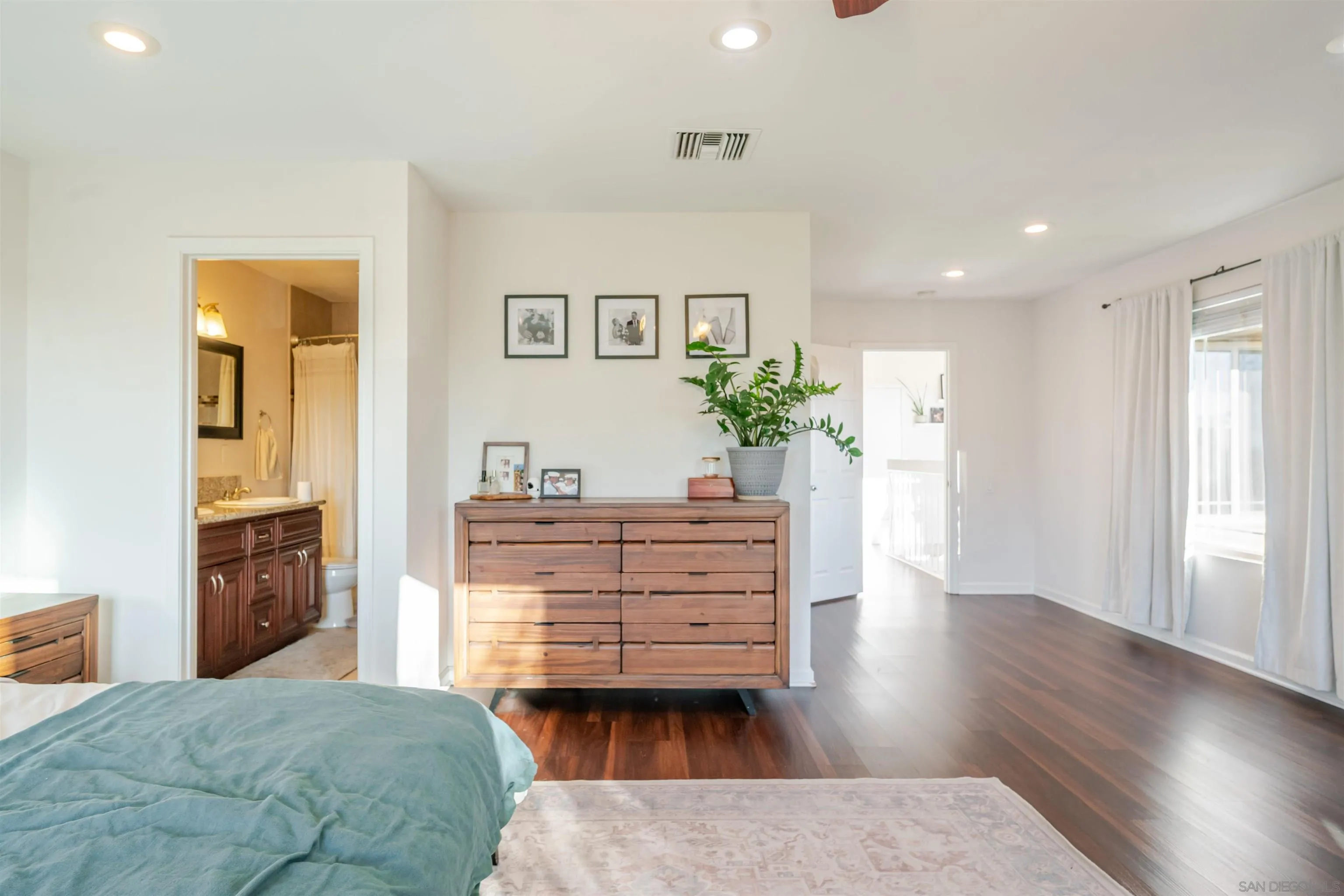 https://cdn.realtyfeed.com/cdn/127/250036773/bd4f5a9d501d06d394f5bacd9252b0cf.webp
