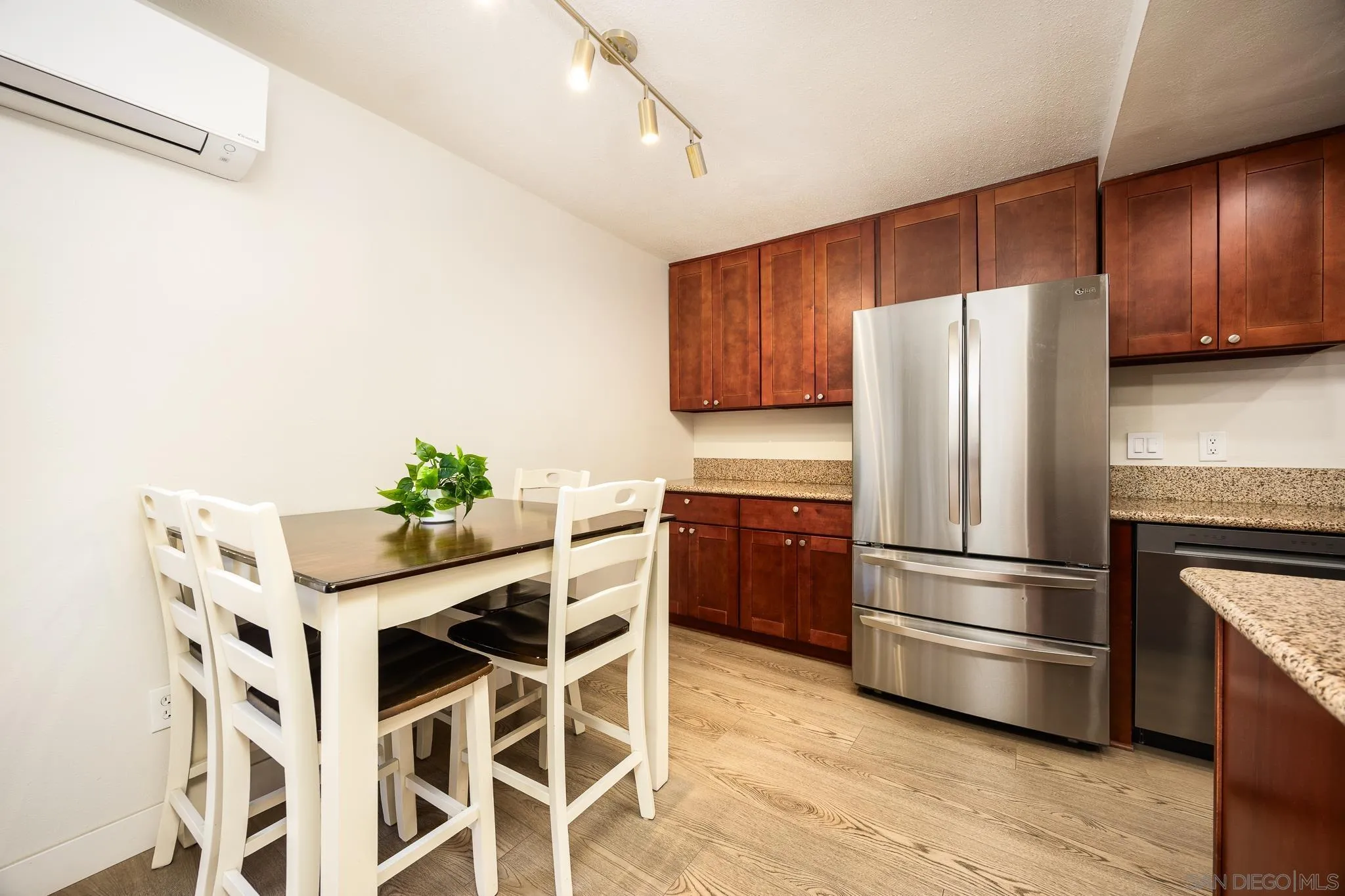 https://cdn.realtyfeed.com/cdn/127/250036786/68d126eade933f3ea1530f8a4f84c955.webp