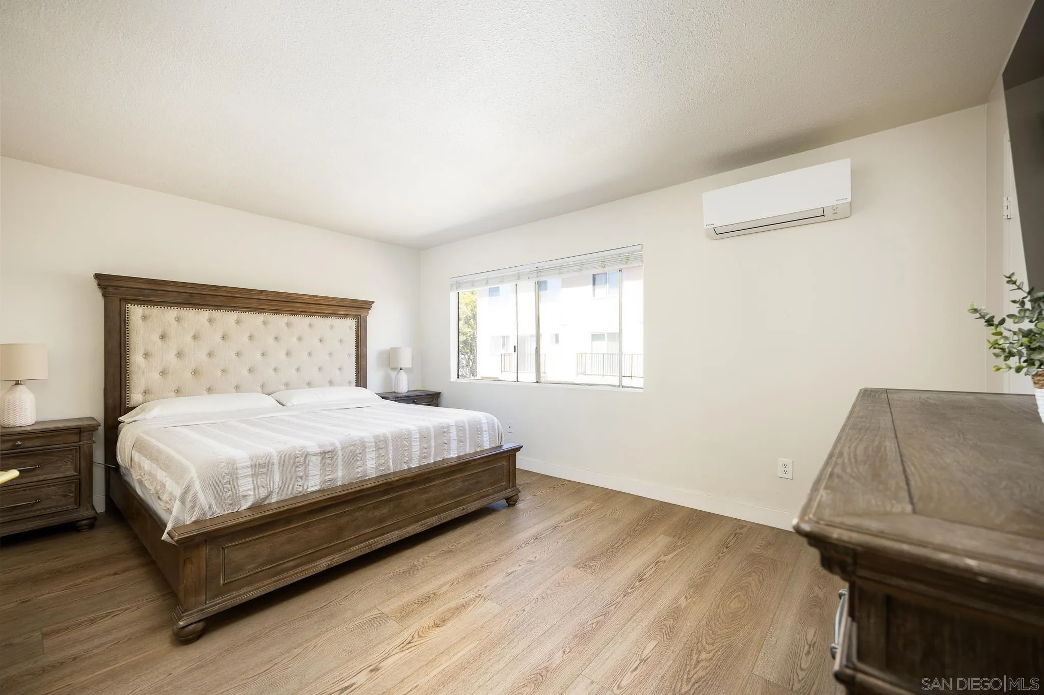 https://cdn.realtyfeed.com/cdn/127/250036786/ce49d95387080d9347659cb25a073fb6.webp