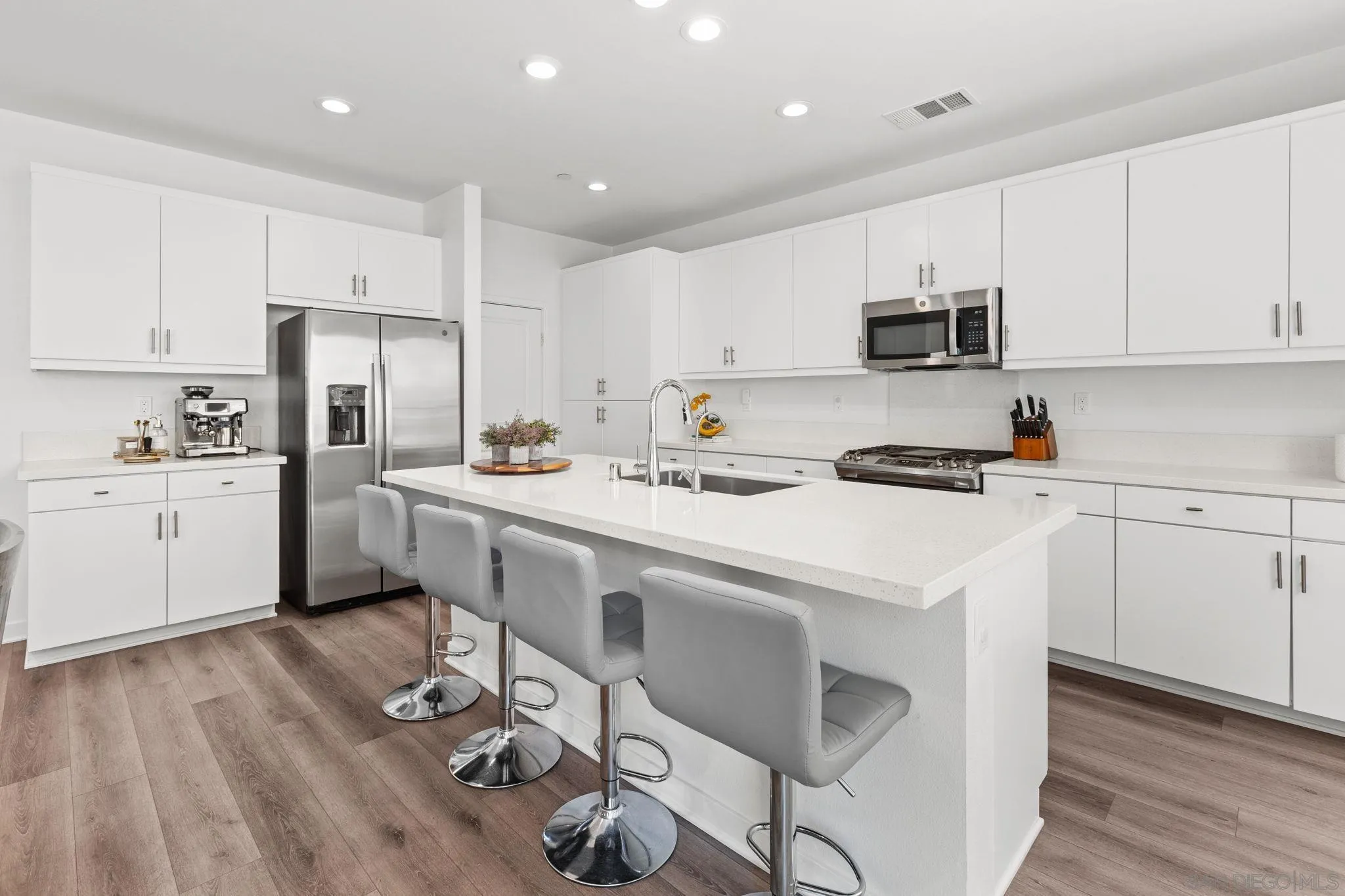 https://cdn.realtyfeed.com/cdn/127/250036788/298534062a3ef4de044bc18296014a45.webp