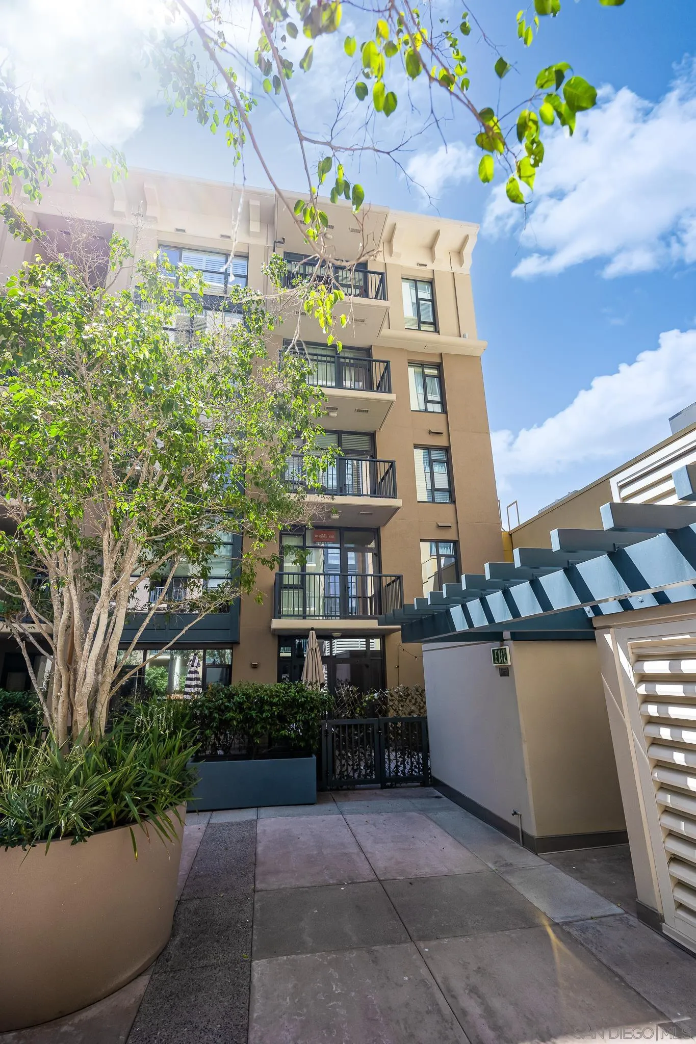 https://cdn.realtyfeed.com/cdn/127/250036797/6dc0eb1f3842d42b5d1c0a9f8f58ae6e.webp