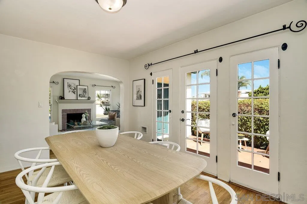 https://cdn.realtyfeed.com/cdn/127/250036804/27e76636621b287727fd753bedea5d12.webp