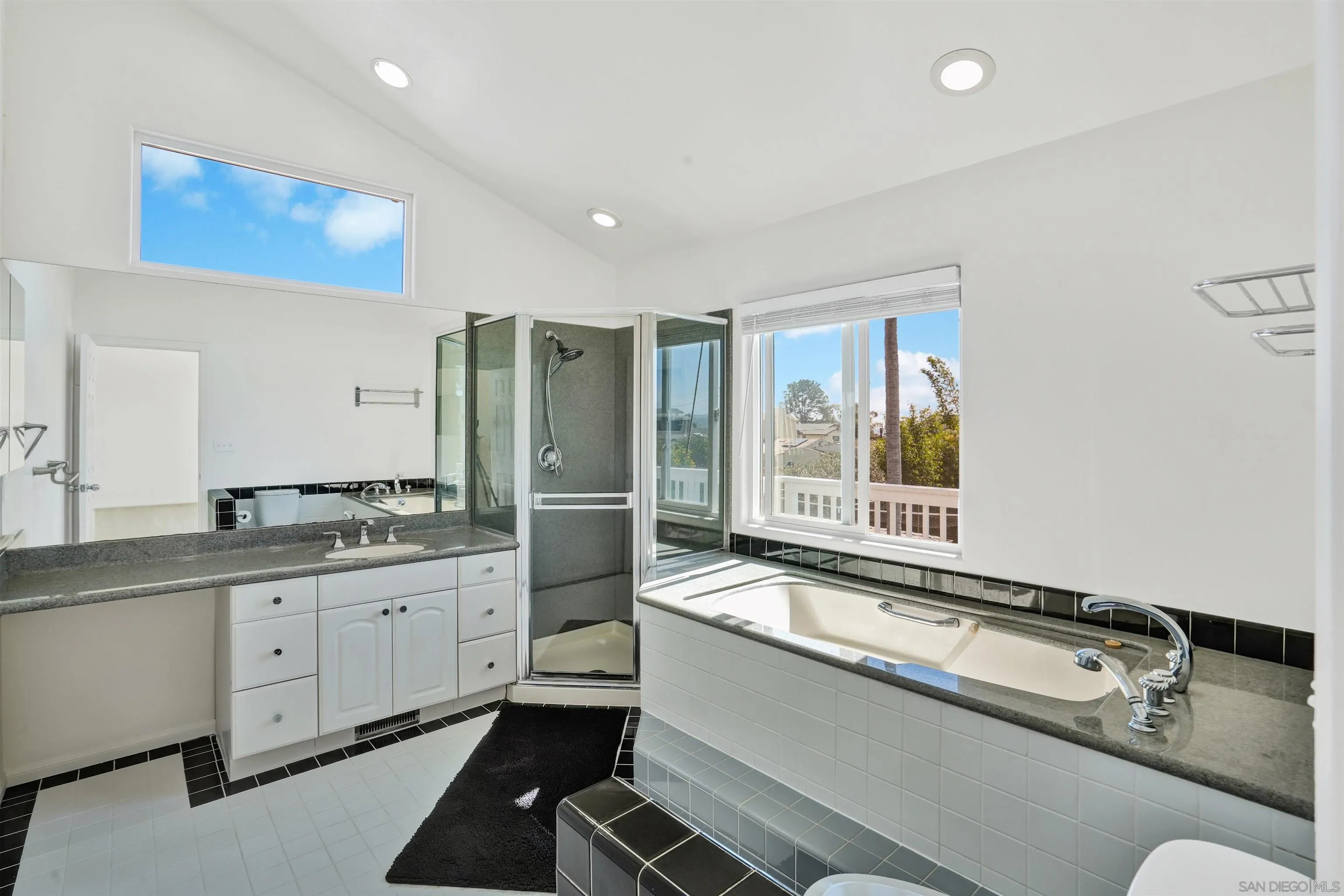 https://cdn.realtyfeed.com/cdn/127/250036810/da51df67da65fedf2f7a733b5626959d.webp