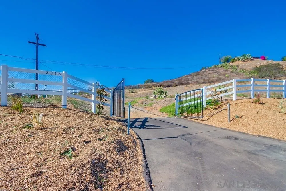 https://cdn.realtyfeed.com/cdn/127/250036813/03636c88096cb793b4111bedcfdd380d.webp