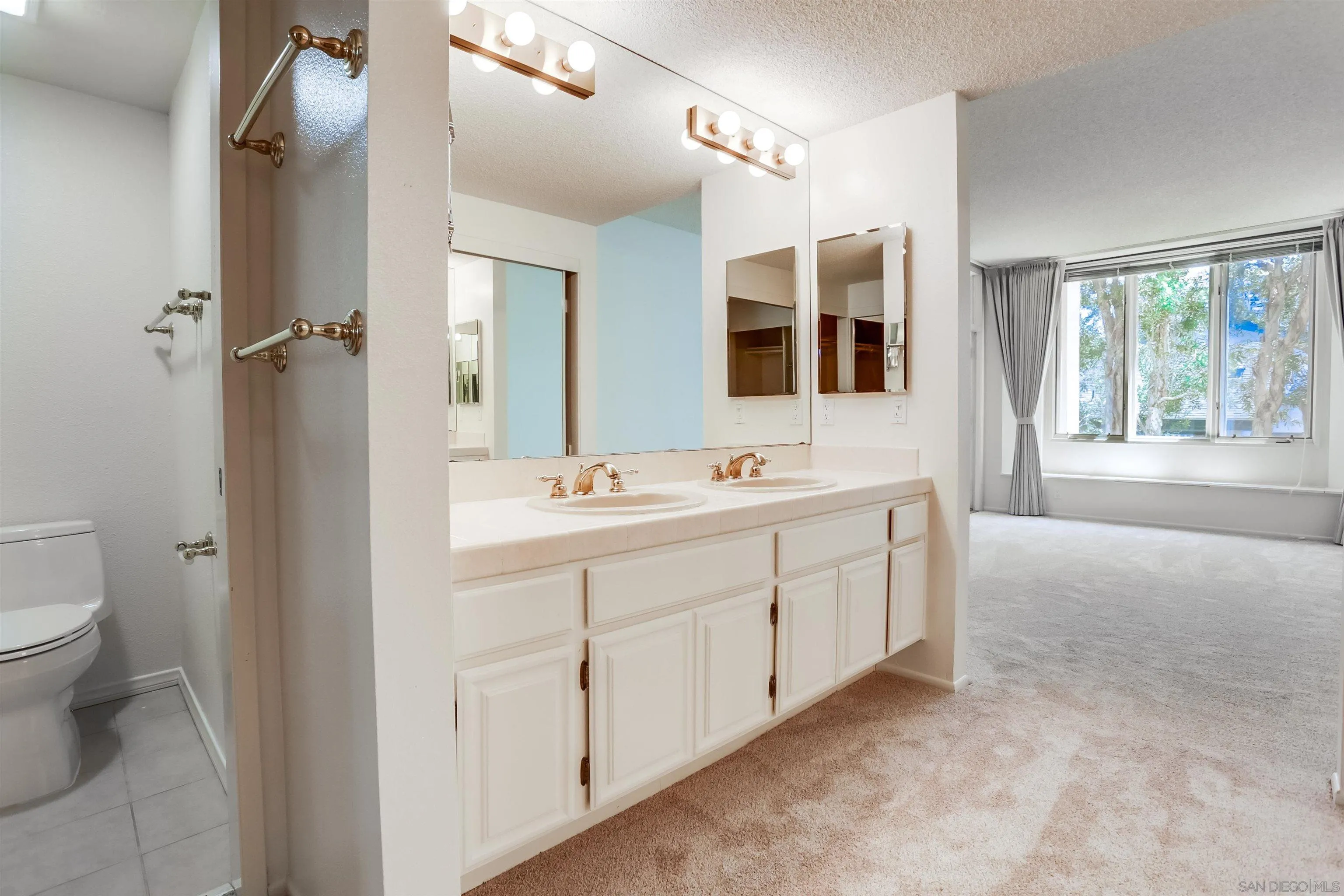 https://cdn.realtyfeed.com/cdn/127/250036816/0aa6a24ba974c10d7a0e5d02048a5652.webp