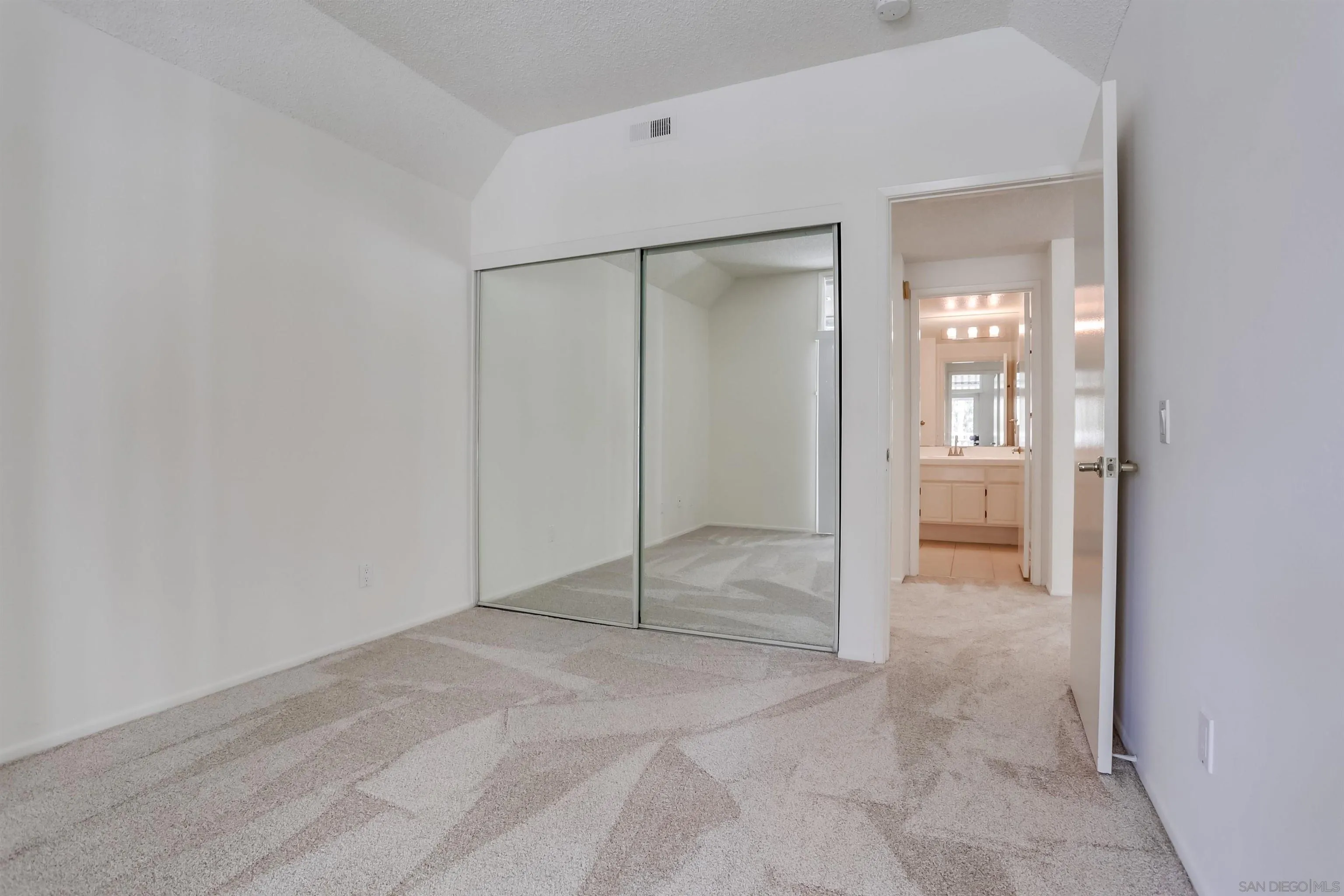 https://cdn.realtyfeed.com/cdn/127/250036816/1ea2865b800780806aab91b2b7d43574.webp