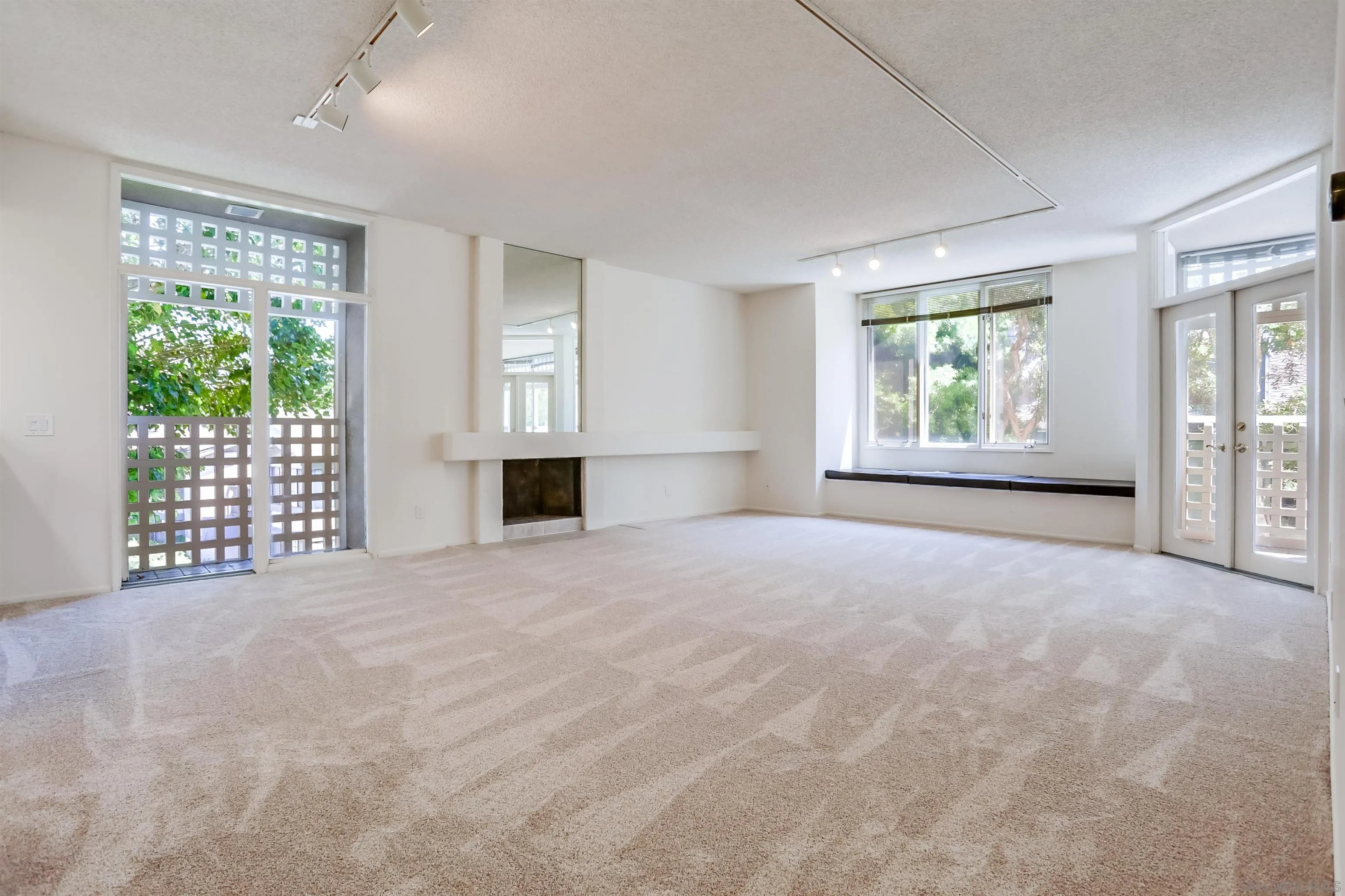 https://cdn.realtyfeed.com/cdn/127/250036816/8e589c782ffe0dc9c715f6053c1a7a14.webp