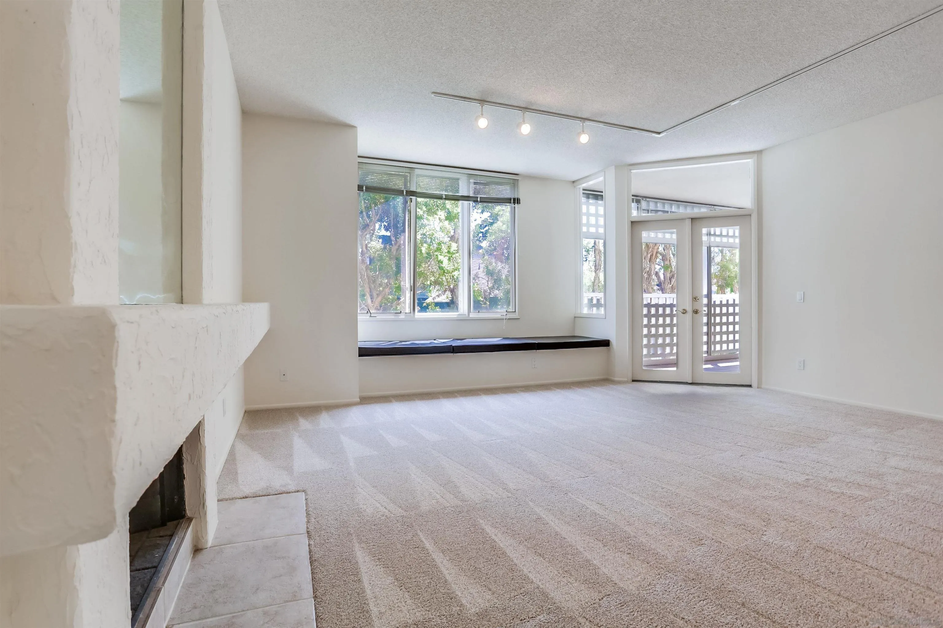 https://cdn.realtyfeed.com/cdn/127/250036816/f67a2e665dec007922d4324893bc062c.webp