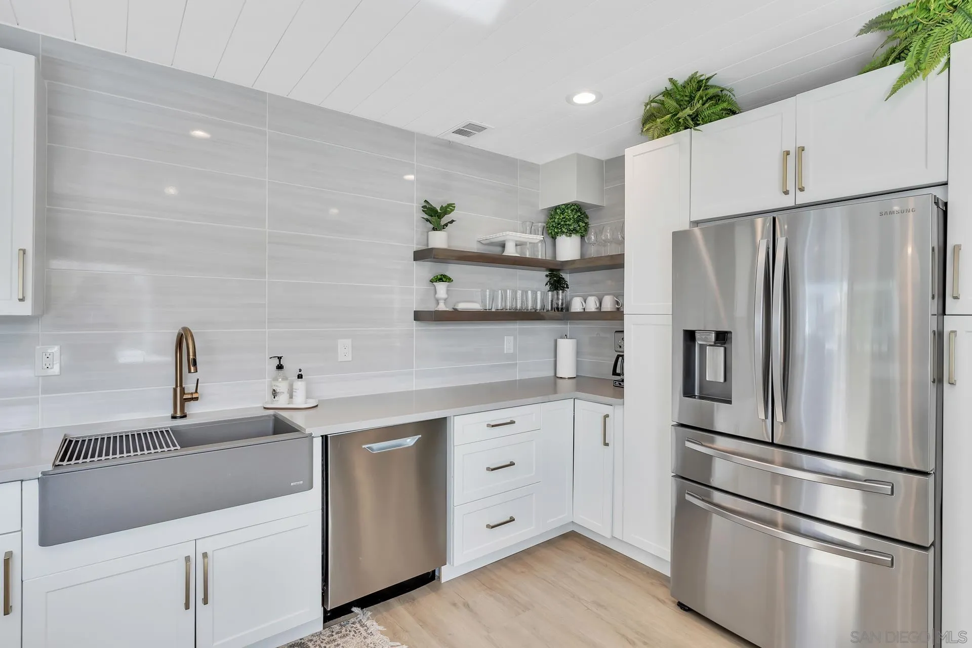 https://cdn.realtyfeed.com/cdn/127/250036823/b082758a6a9ad45e6f4219d8e01070bf.webp