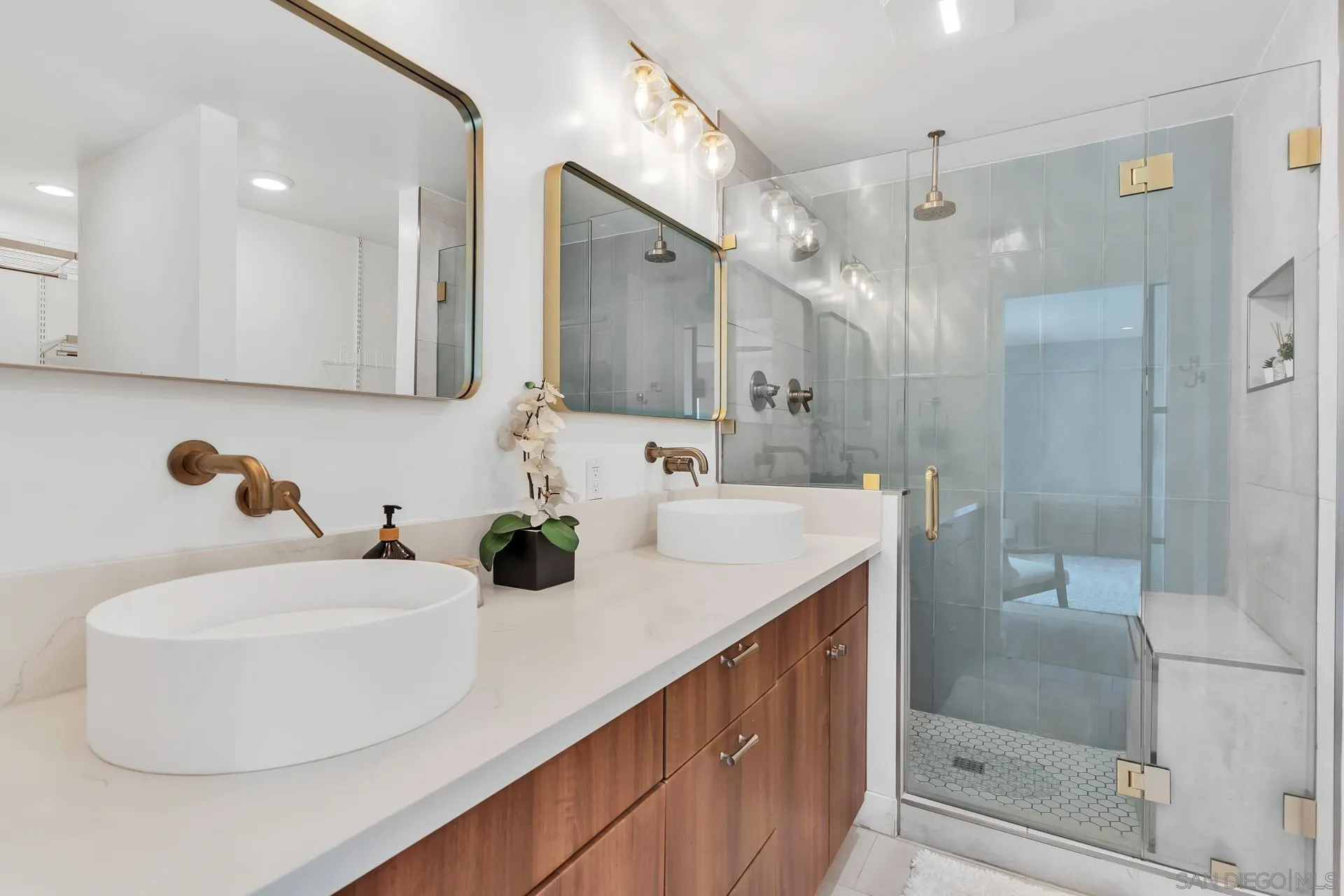 https://cdn.realtyfeed.com/cdn/127/250036823/ebac8c413cea9372f71ad3d353a07265.webp