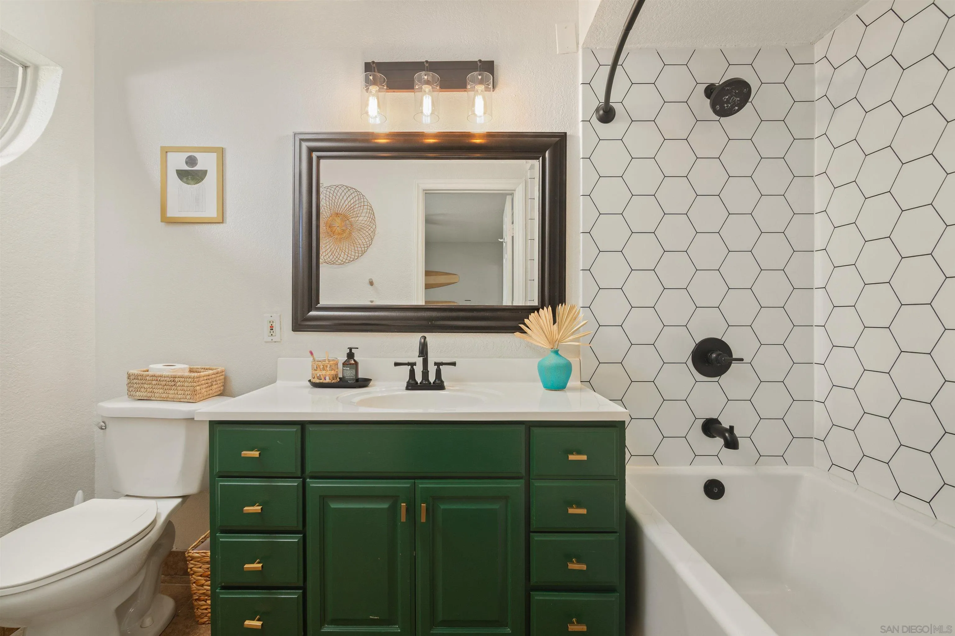 https://cdn.realtyfeed.com/cdn/127/250036829/d63c55ca3c0d45a153102443ab055cea.webp