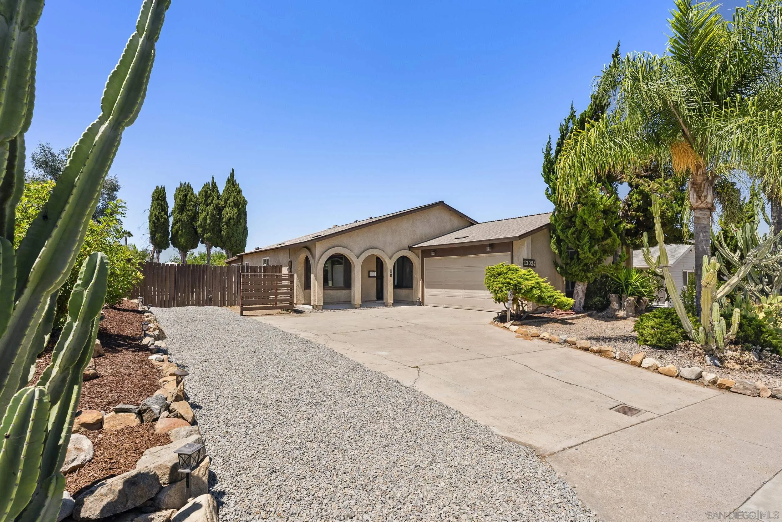 https://cdn.realtyfeed.com/cdn/127/250036832/2c858aff1ee8a04cdda8f74be2cccd0c.webp