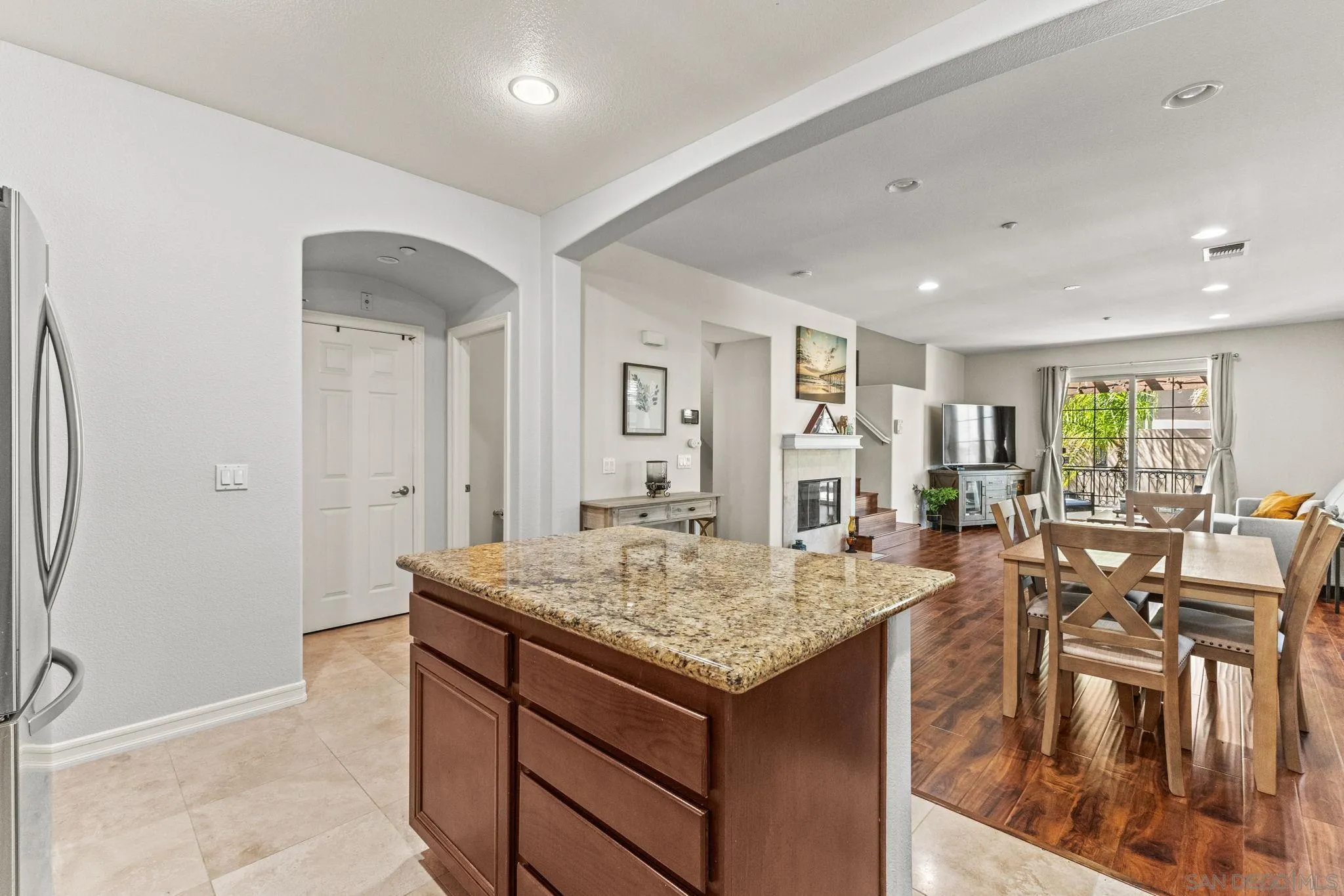 https://cdn.realtyfeed.com/cdn/127/250036841/142949ed8e3dbb5469778f776419ee57.webp