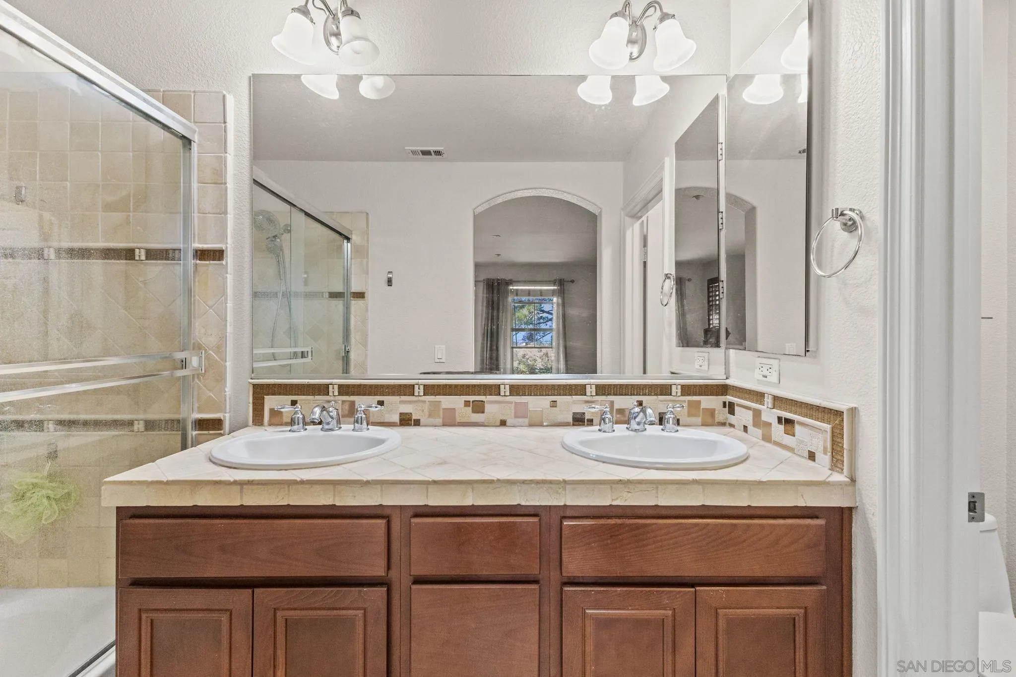 https://cdn.realtyfeed.com/cdn/127/250036841/2ac8b2b103bb4d39fd79bf50cb47dd27.webp