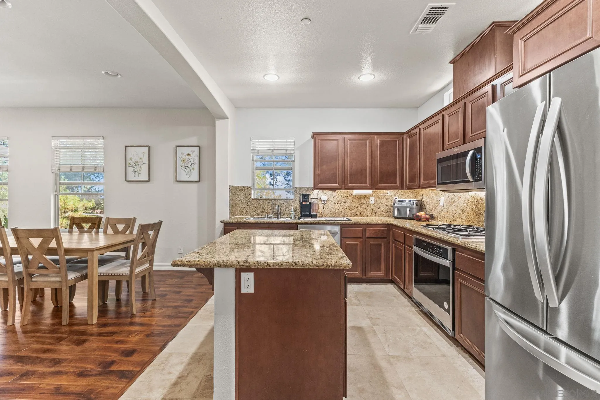 https://cdn.realtyfeed.com/cdn/127/250036841/75aceed24ac316b12d1efcec989cf52a.webp