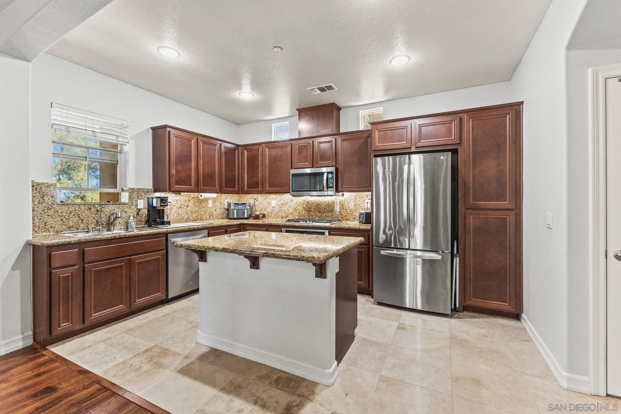 https://cdn.realtyfeed.com/cdn/127/250036841/86f8ca7c2306d746f8bf96b93b03fac4.webp