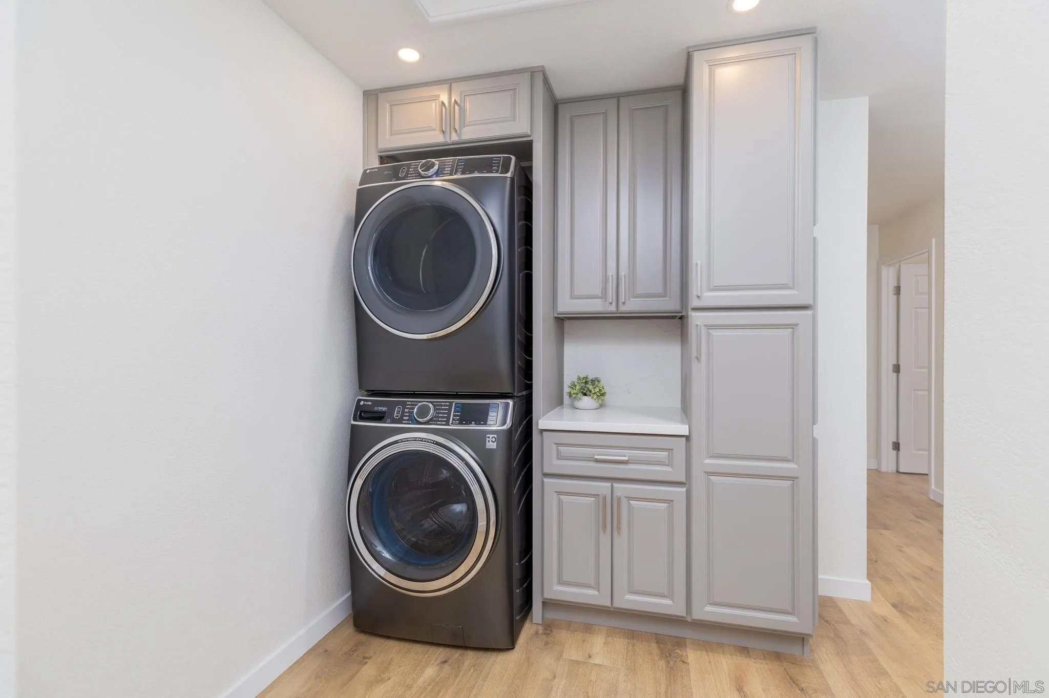 https://cdn.realtyfeed.com/cdn/127/250036845/893fdca02edf63a6f0245c76bf198851.webp