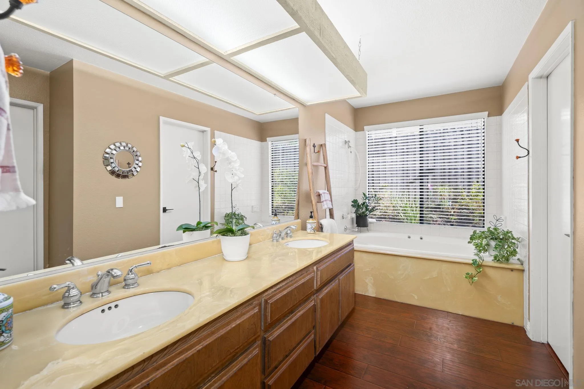 https://cdn.realtyfeed.com/cdn/127/250036846/5ce7044a4c70b1903c4db34af3af92aa.webp