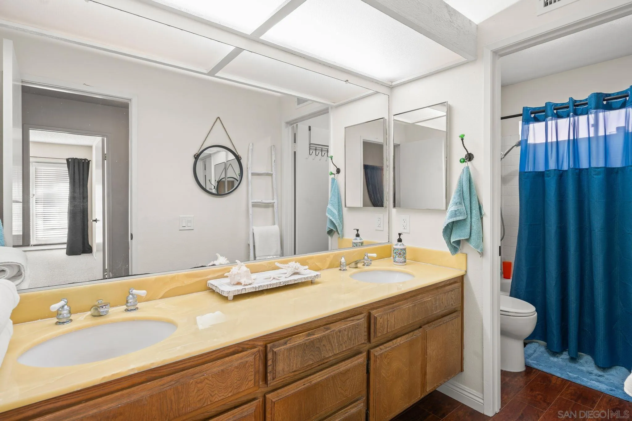 https://cdn.realtyfeed.com/cdn/127/250036846/6f306c1fb430e206849c1cdcbae4d46e.webp