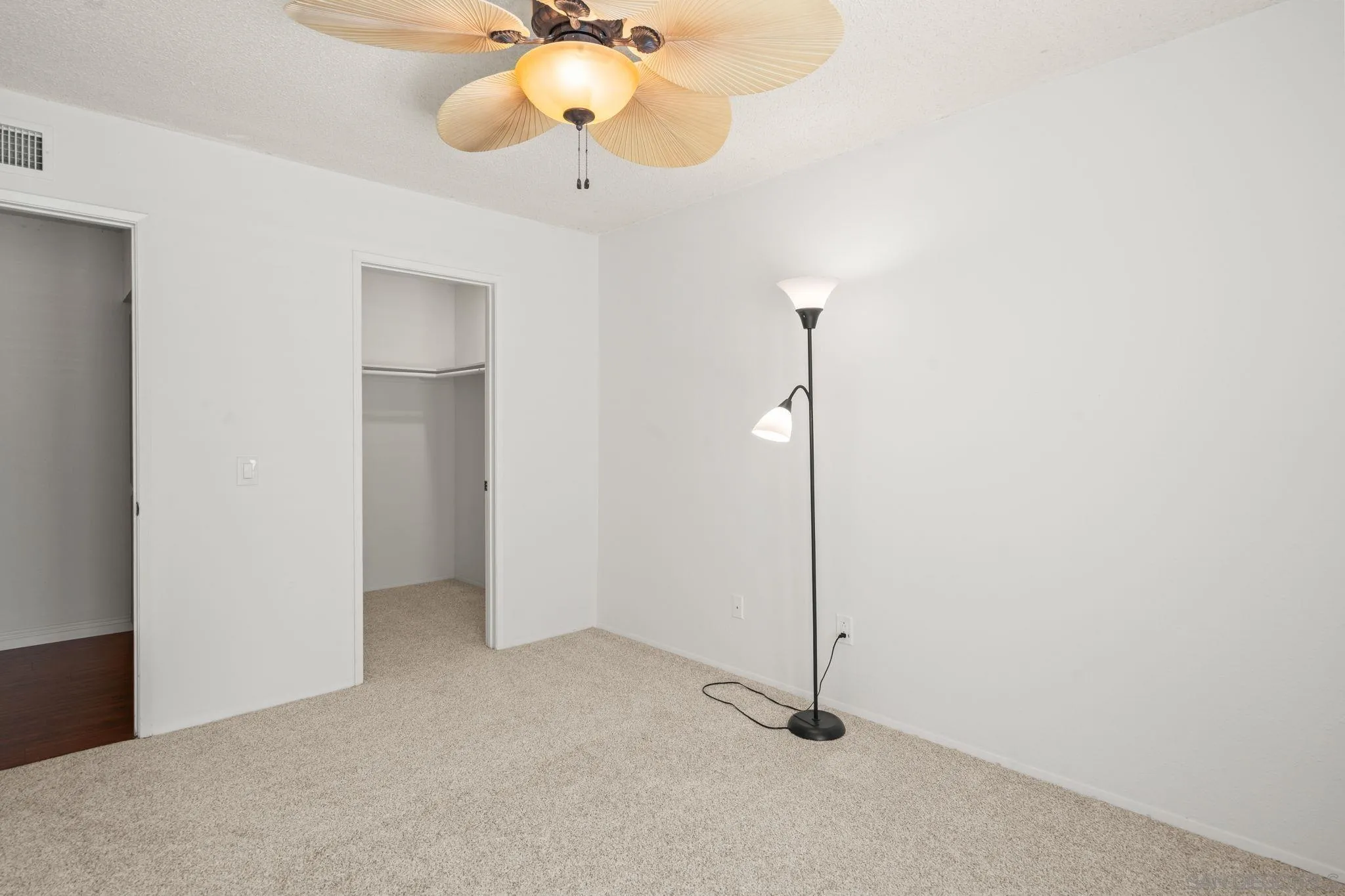 https://cdn.realtyfeed.com/cdn/127/250036846/71e6e82279aa43aaaef2dda157e1f2bc.webp
