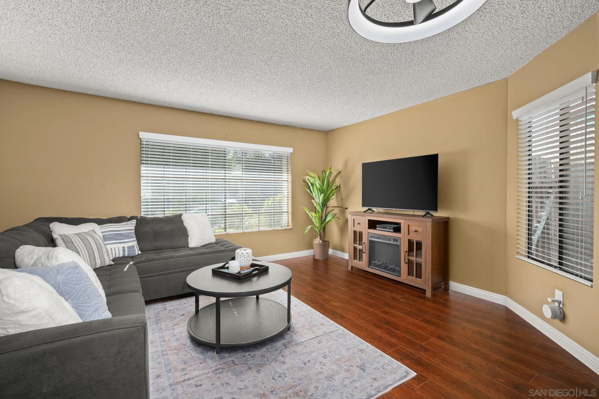 https://cdn.realtyfeed.com/cdn/127/250036846/b40bdab5ca6f928e2f54b099c6b57149.webp