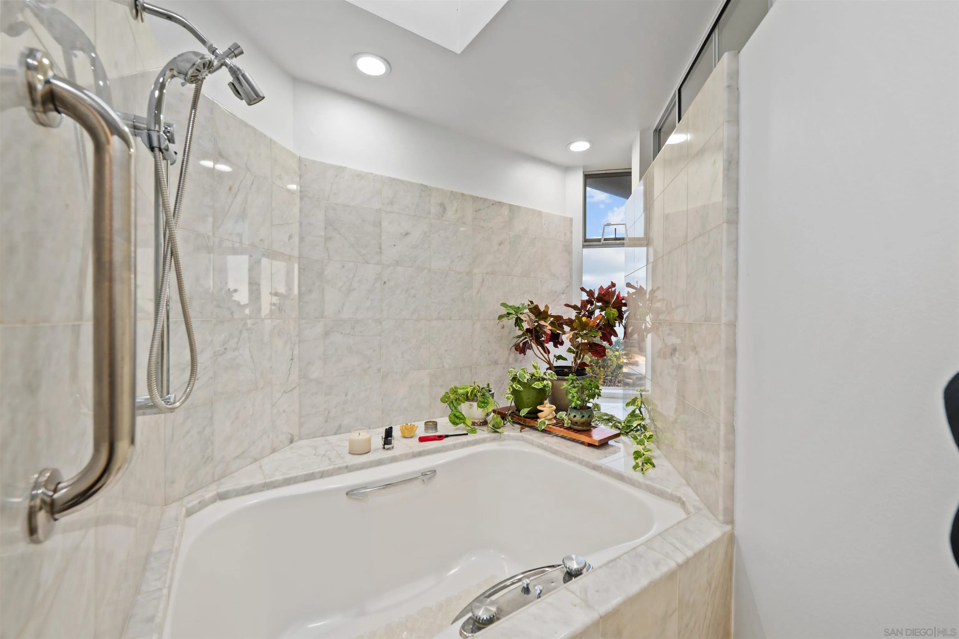 https://cdn.realtyfeed.com/cdn/127/250036849/275278a3da0bc8197deeab877eee5be0.webp