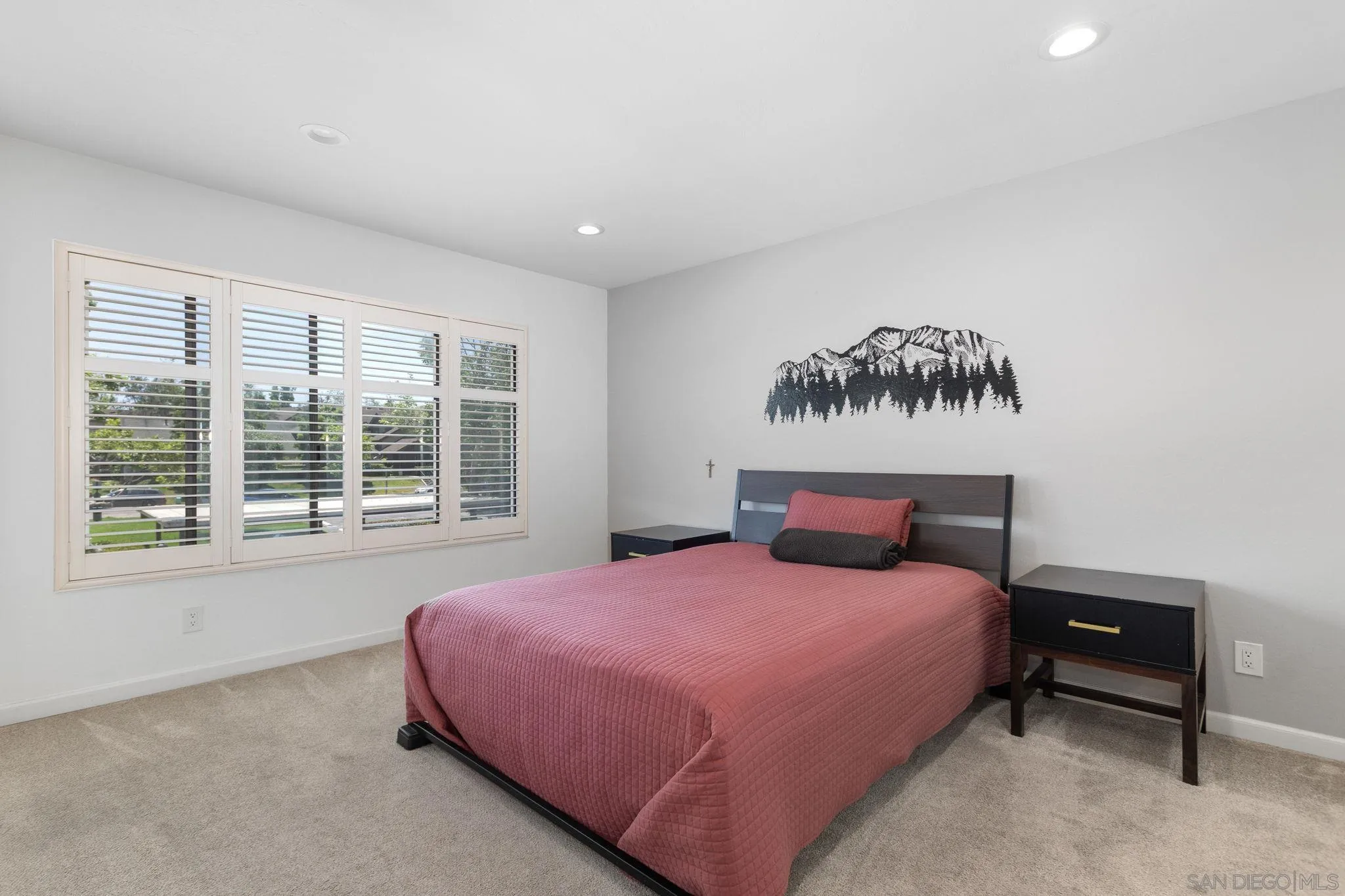 https://cdn.realtyfeed.com/cdn/127/250036850/c174ea494dfaf8f580b99fba5a824b1e.webp