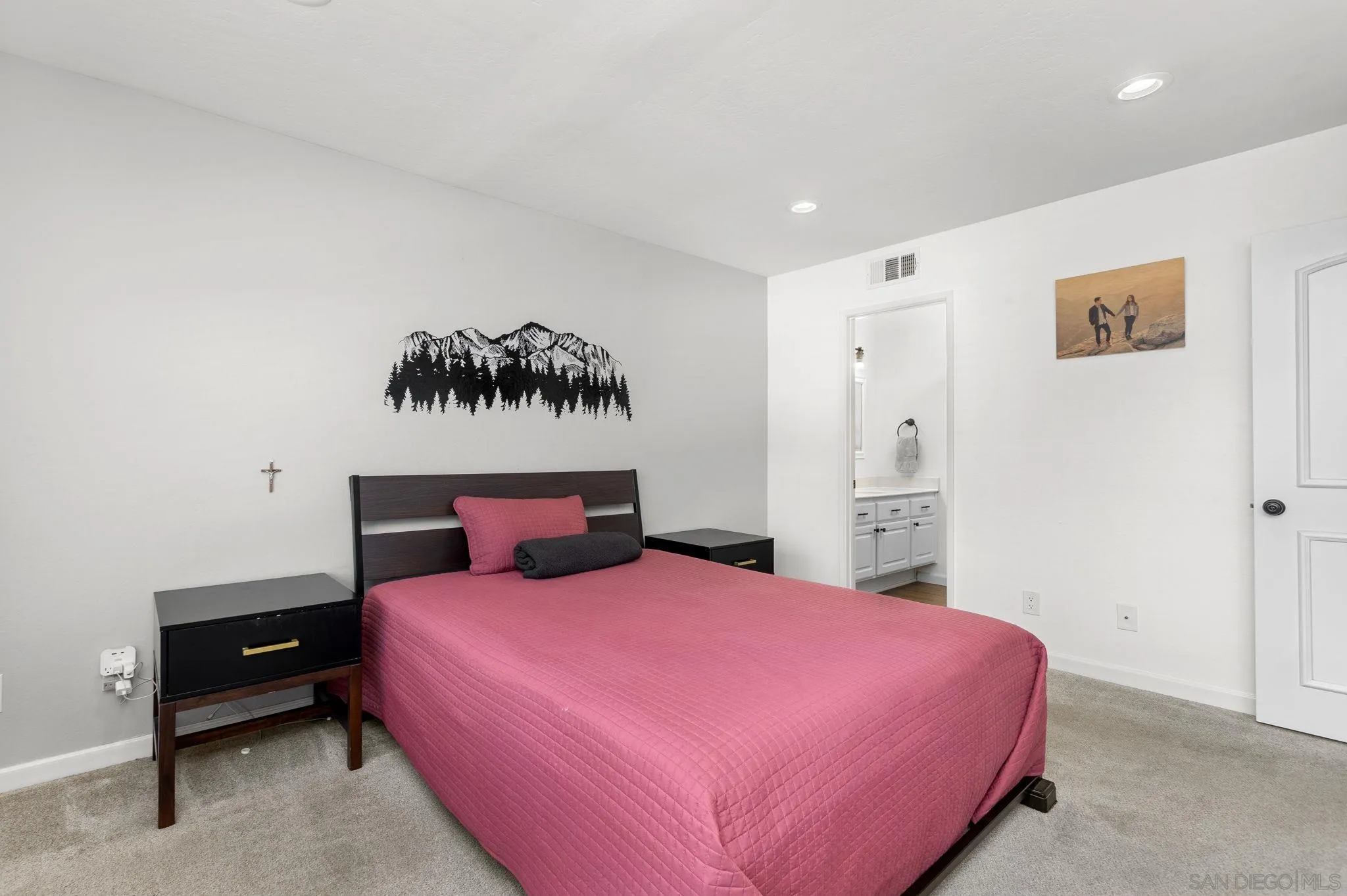 https://cdn.realtyfeed.com/cdn/127/250036850/c970fae3404d78da3df8992aa2a0bf05.webp