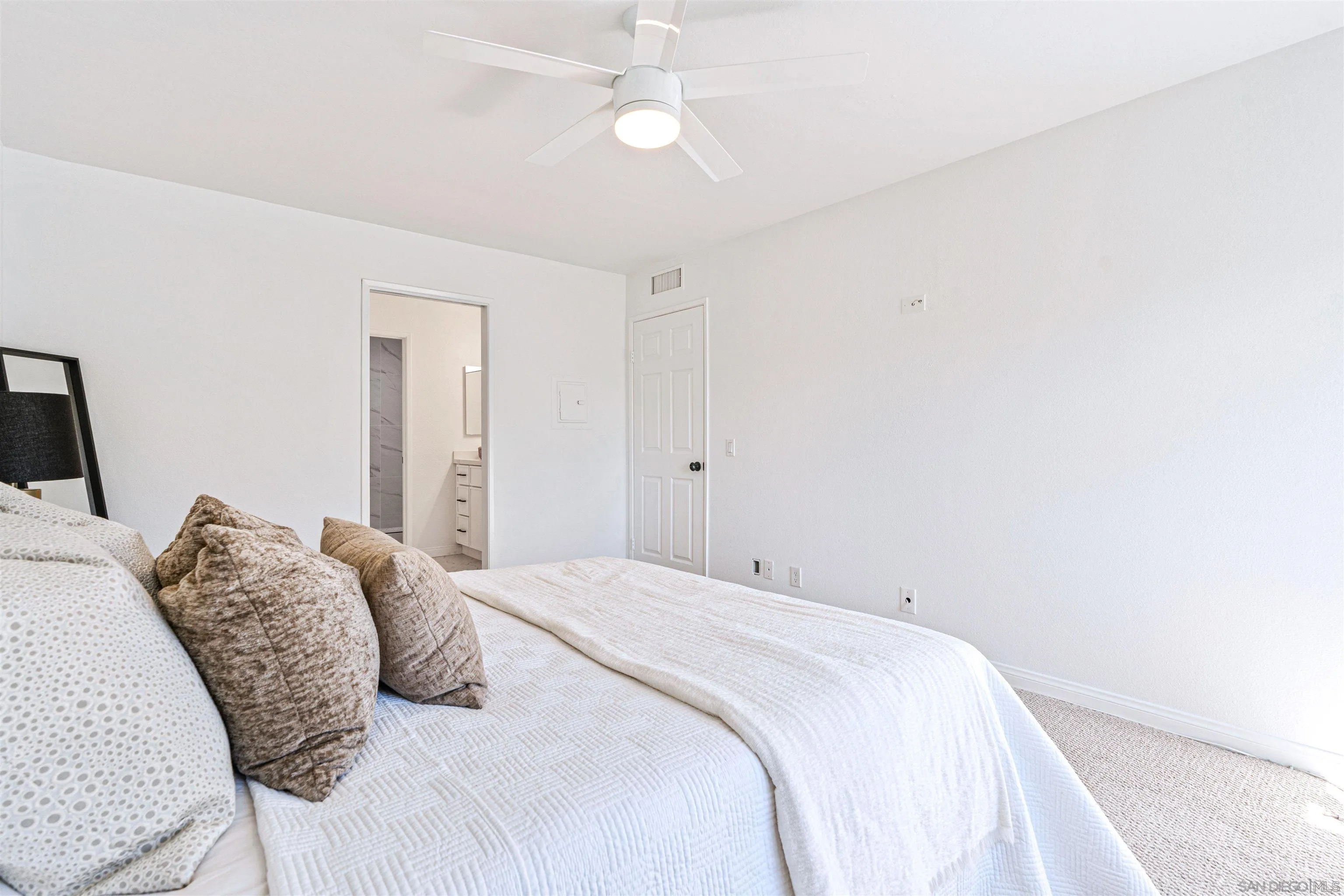 https://cdn.realtyfeed.com/cdn/127/250036855/440d710e3015923381236454a3be2e06.webp