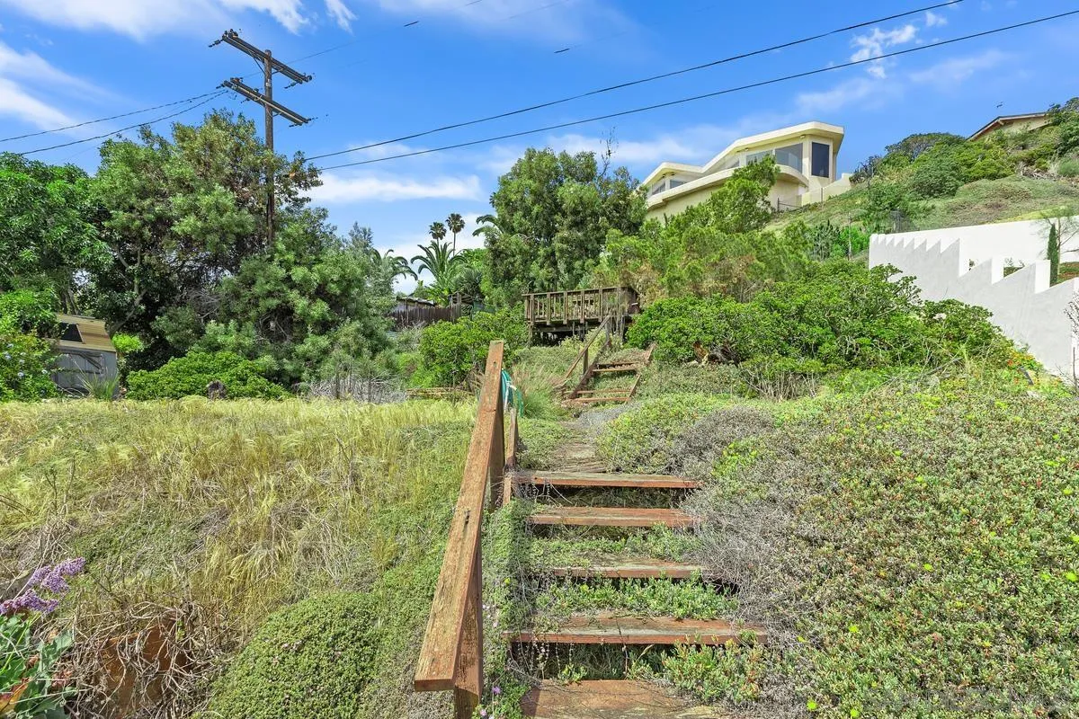 https://cdn.realtyfeed.com/cdn/127/250036856/fddf4f4a2a0684716b91d0876cdd1189.webp