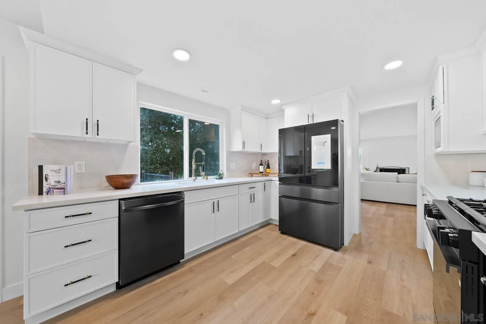 https://cdn.realtyfeed.com/cdn/127/250036868/f4999084e8f59054283c51b4a73bf45d.webp